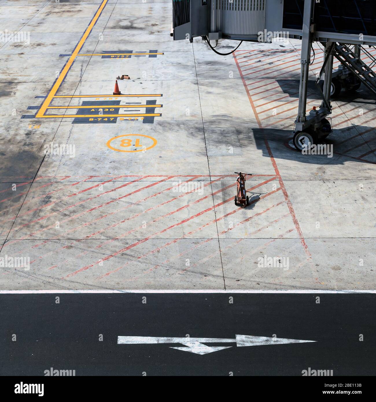 Flugplatz, in dem die Flüge geparkt sind und Bodenmarkierungen für  Flugzeuge zeigen Stockfotografie - Alamy