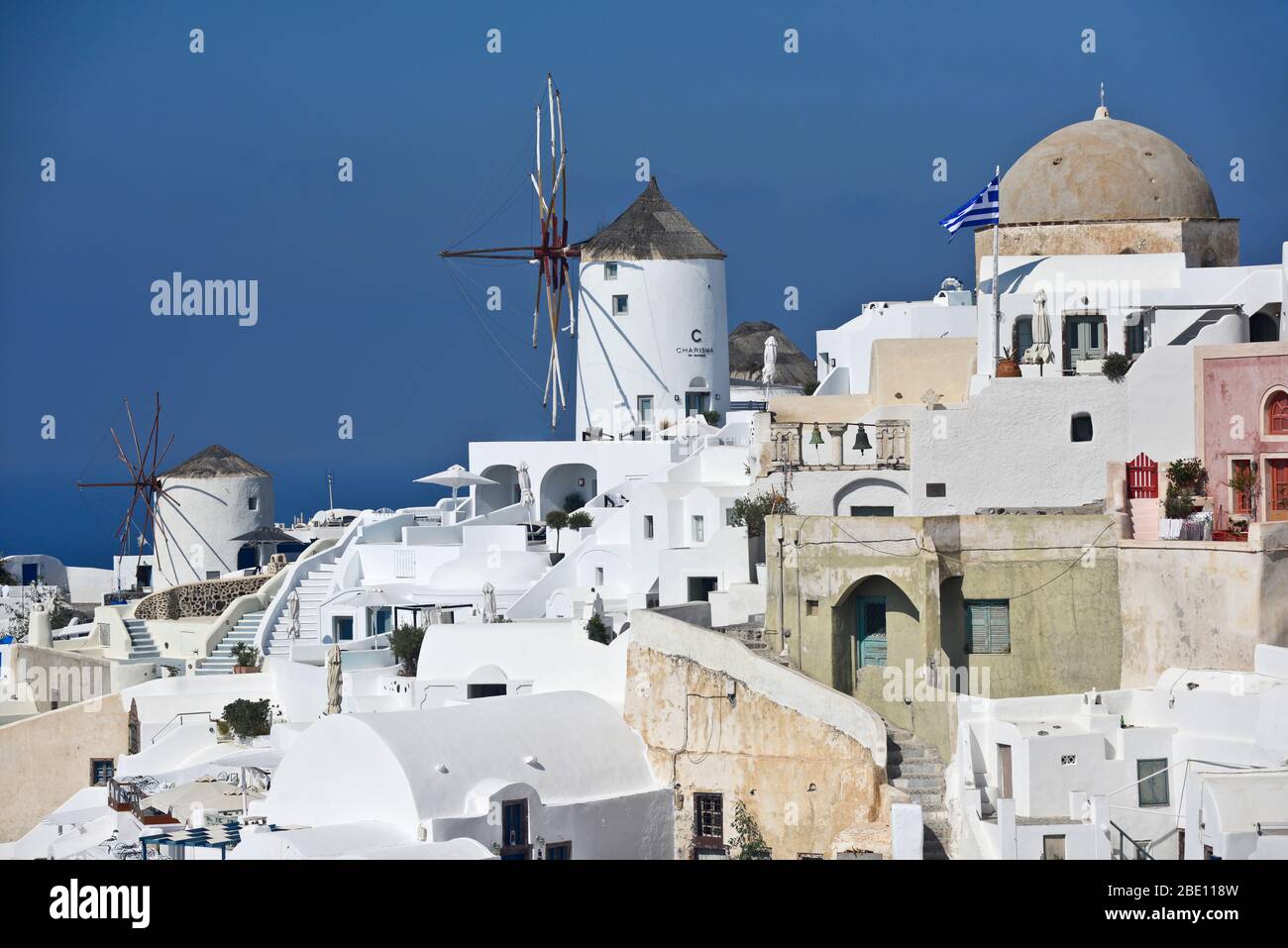 Oia, Santorini: Ikonische Windmühle im Caldera-Gebiet. Griechenland Stockfoto