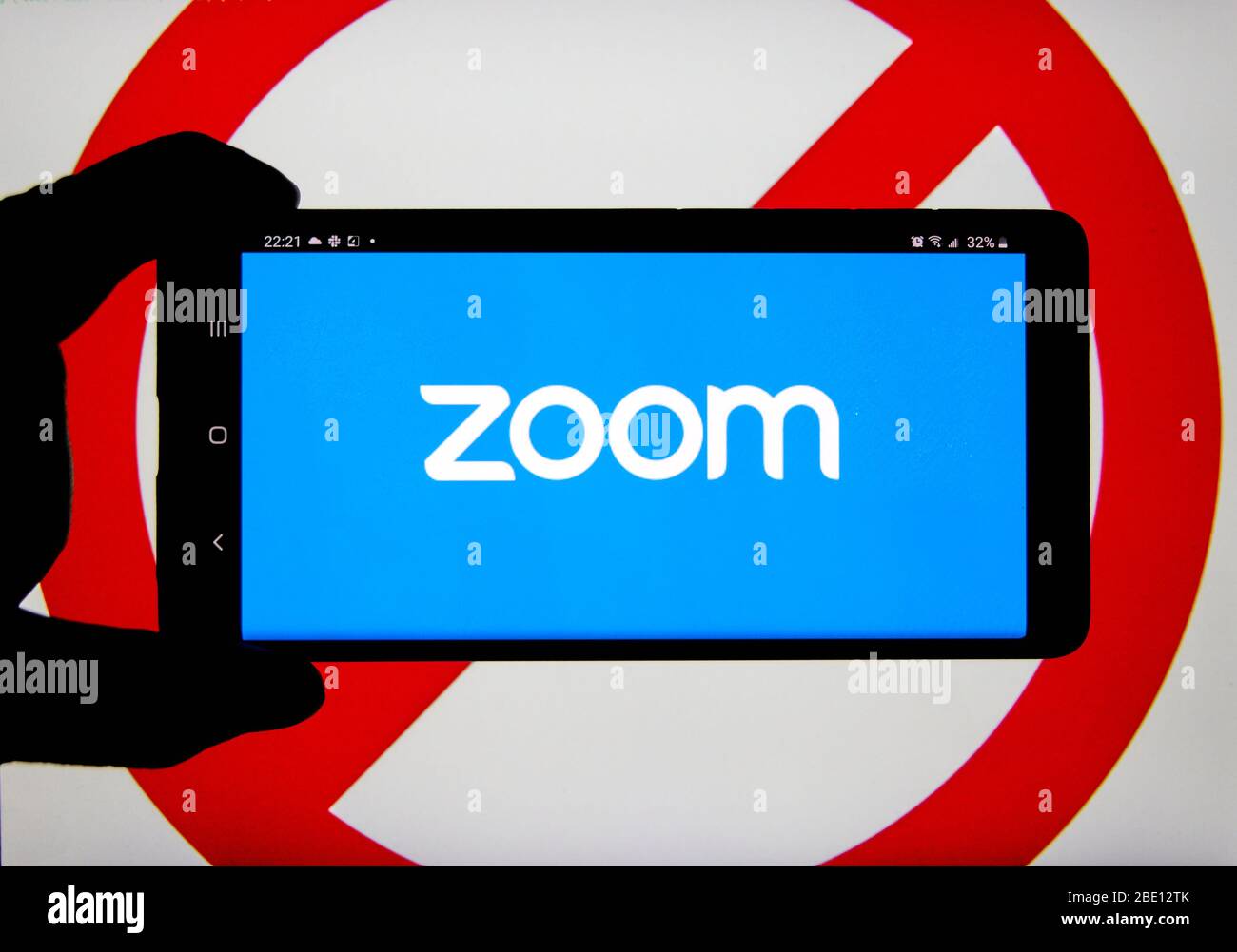 Montreal, Kanada - 9. April 2020: Zoom-App und Logo auf dem Bildschirm über verbotenes Verbotsschild. Zoom Communications ist eine Plattform und Software für Fernkonferenzen Stockfoto