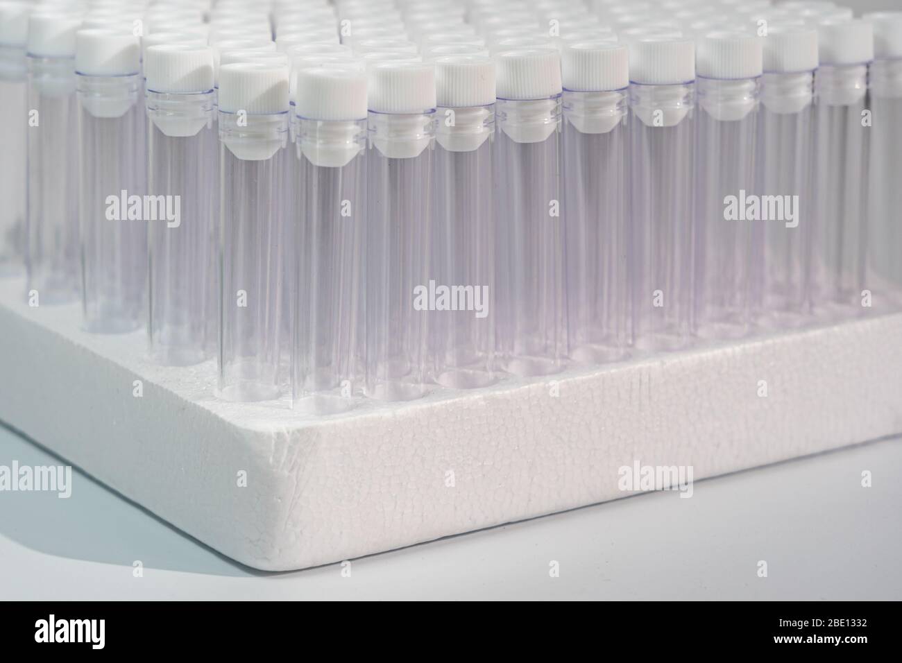 Leere Reagenzgläser für Vakuumvenenpunktion im Labor Stockfoto