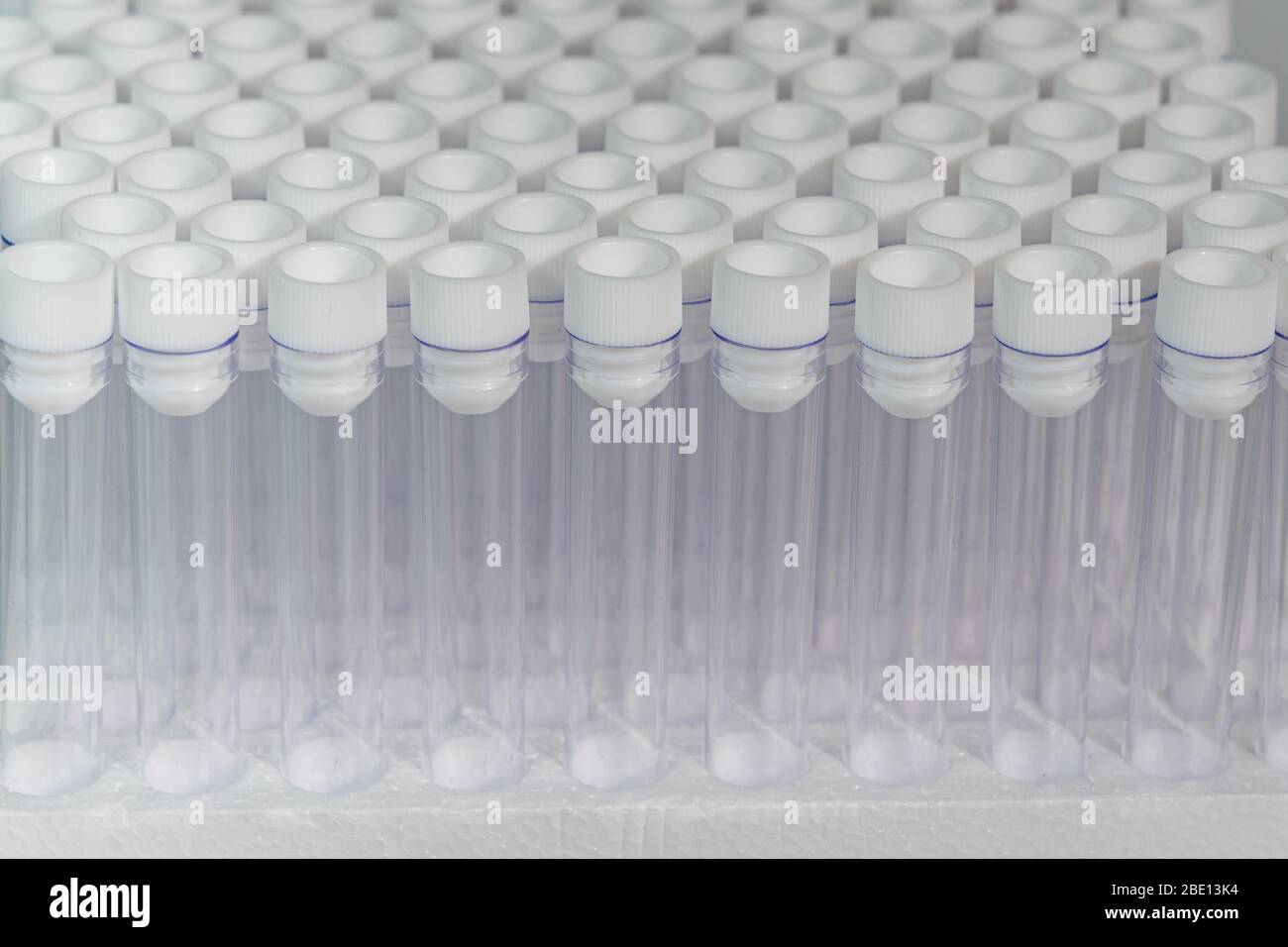Gruppe leerer medizinischer Blutproben im Labor Stockfoto