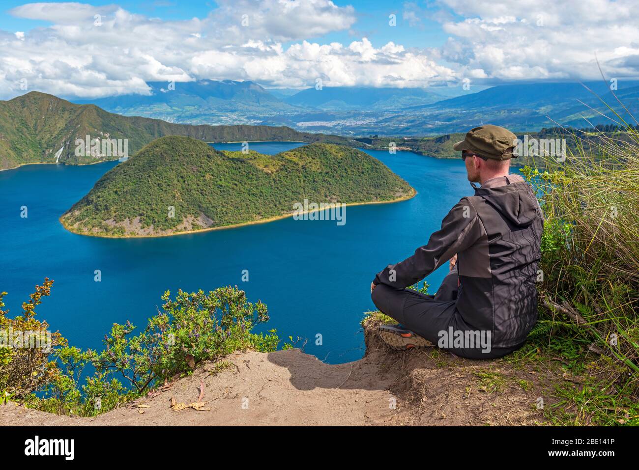 Unerkennbare junge Backpacker-Männer entlang der Cuicocha Crater Lake Wanderung bei Otavalo, nördlich von Quito, Ecuador. Stockfoto