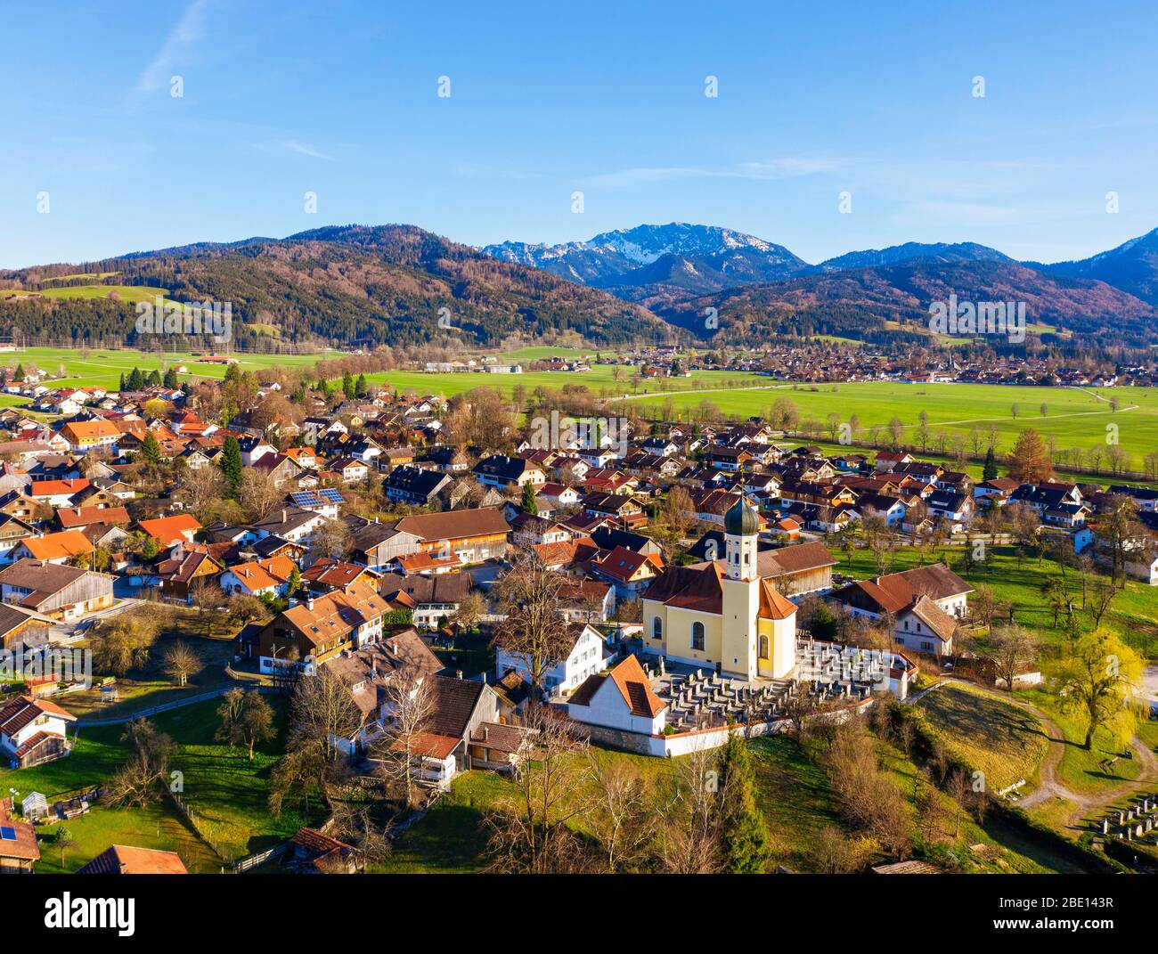 Bichl, im Hintergrund Benediktenwand, Tölzer Land, Drohnenbild, Alpenvorland, Oberbayern, Bayern, Deutschland Stockfoto