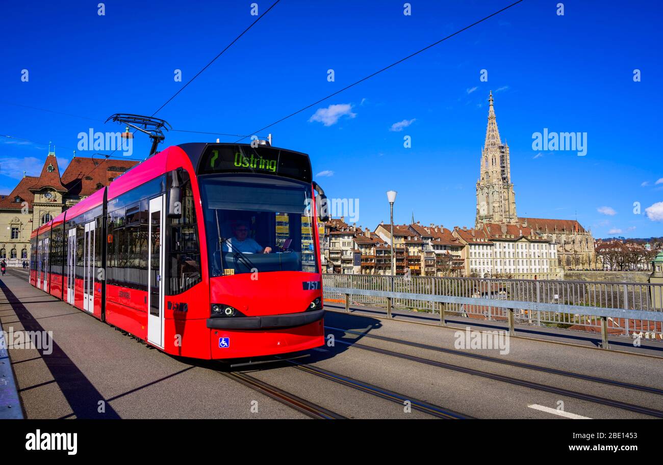 Rote Straßenbahn, Tram fährt über Kirchenfeldbrücke, Bernmobil, im Hintergrund die Altstadt mit Bern Münster, Bern, Kanton Bern, Schweiz Stockfoto