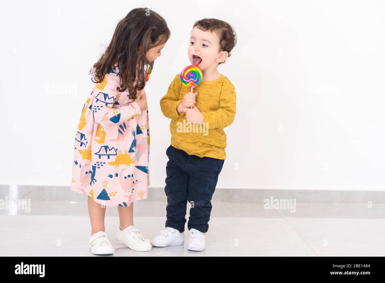 Glückliche Kinder Bruder Und Schwester Spielen Auf Dem Haus Essen Lutscher Spaß Haben