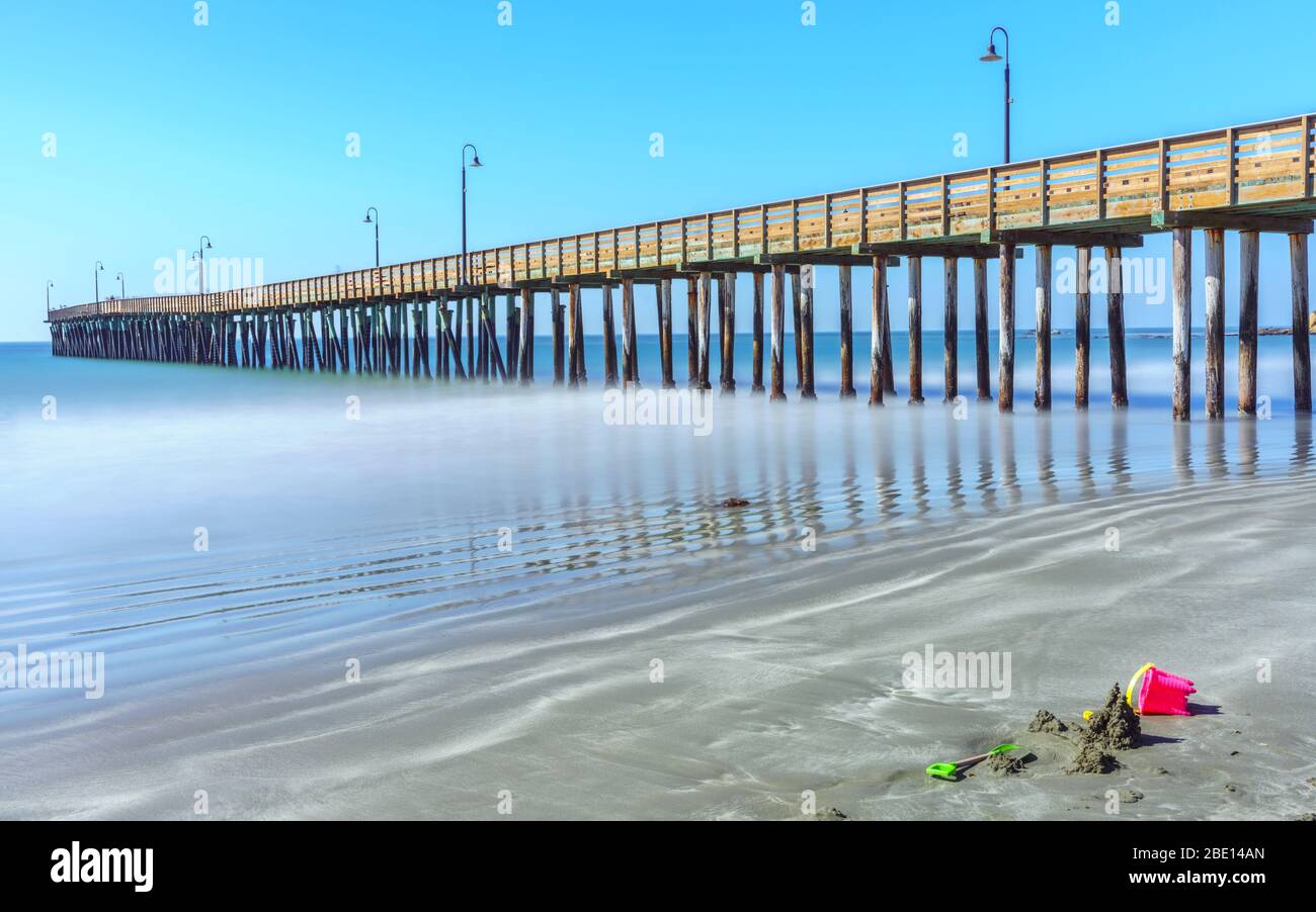 Der hölzerne Küstenpier am Strand von Cayucos, Kalifornien. Stockfoto