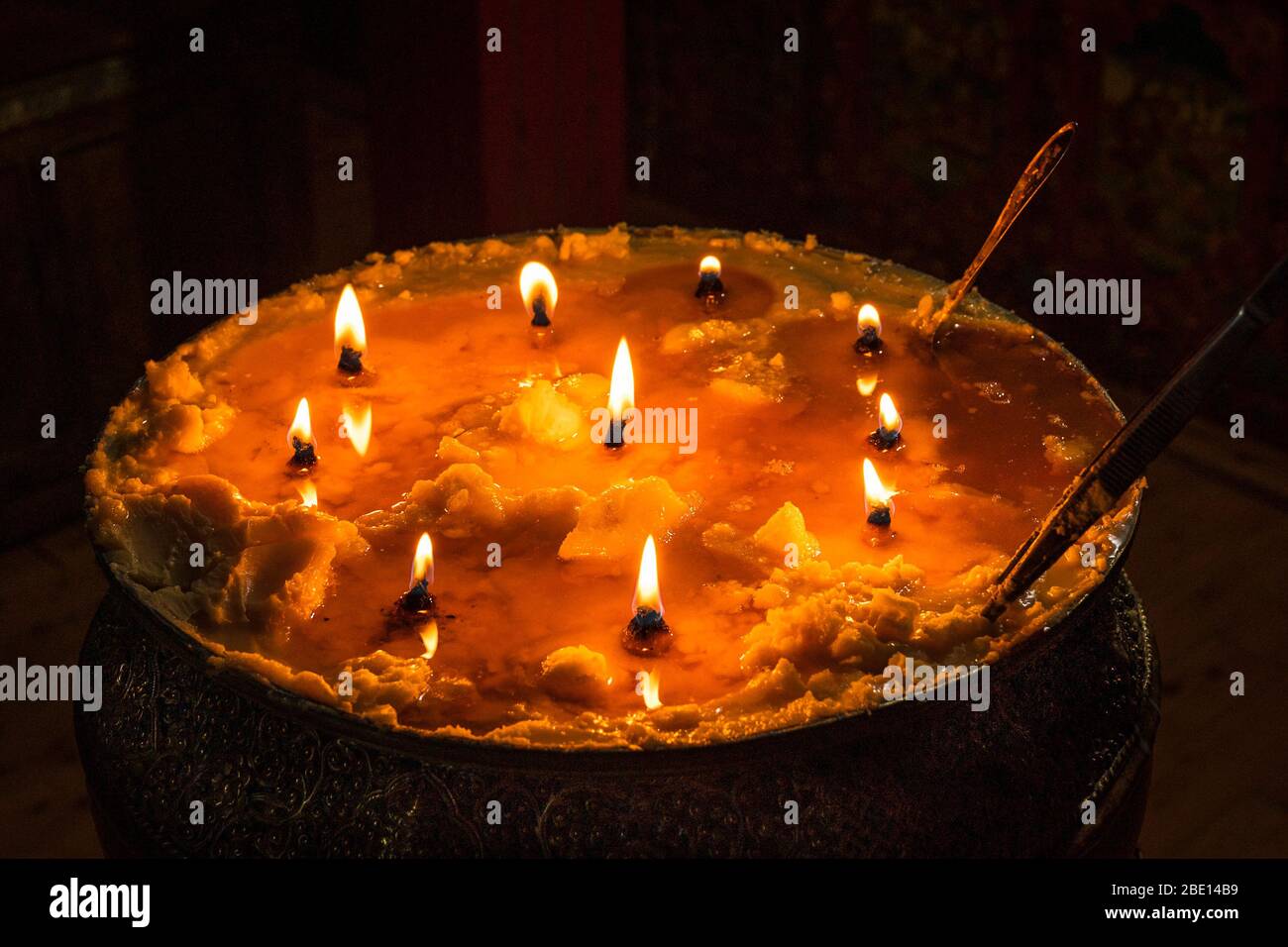 Brennende tibetische Butterlampe in einem buddhistischen Kloster Stockfoto