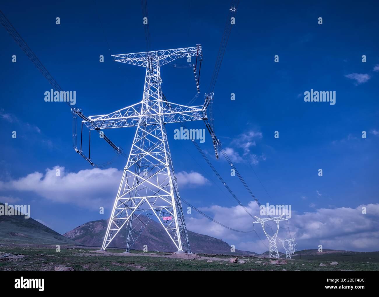 Hochspannungs-Strom-Übertragung Turm gegen blauen Himmel Stockfoto