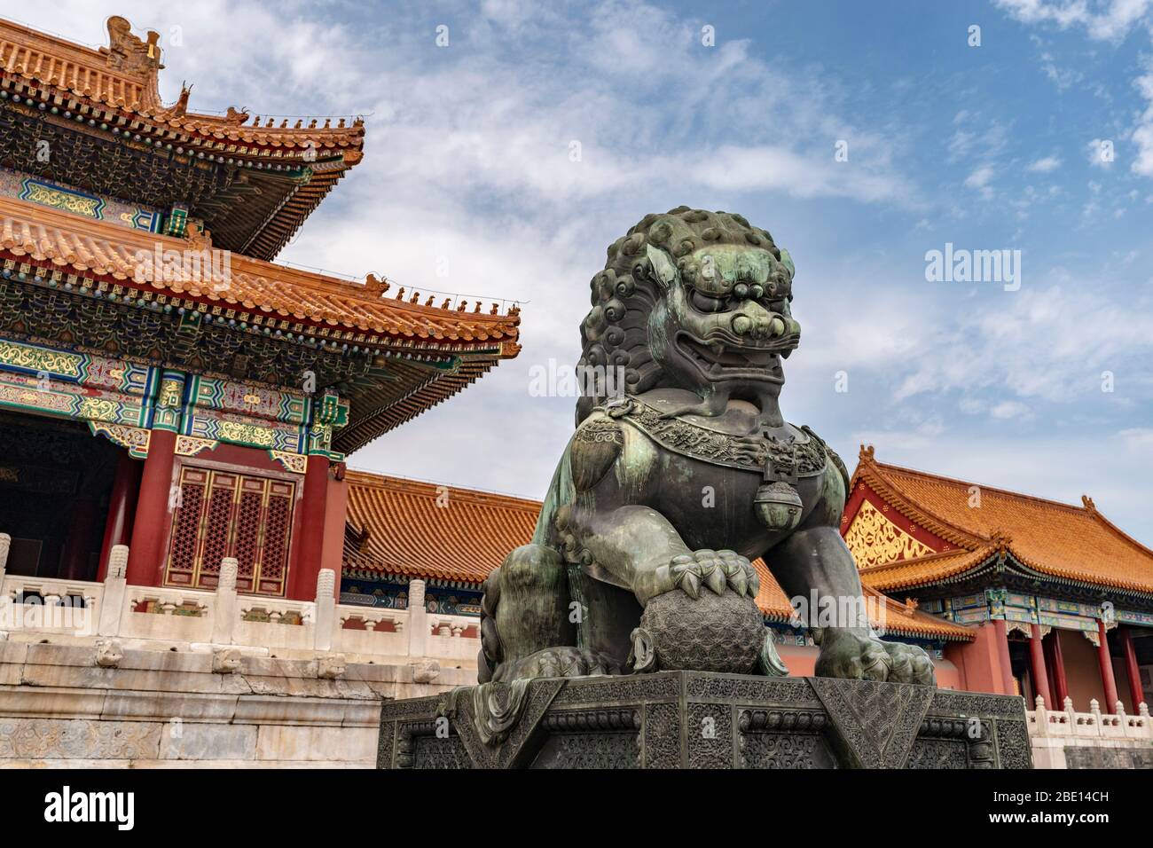 Die Bronzestatue der Löwenwache vor dem Tor der höchsten Harmonie in der verbotenen Stadt Peking, China. Stockfoto