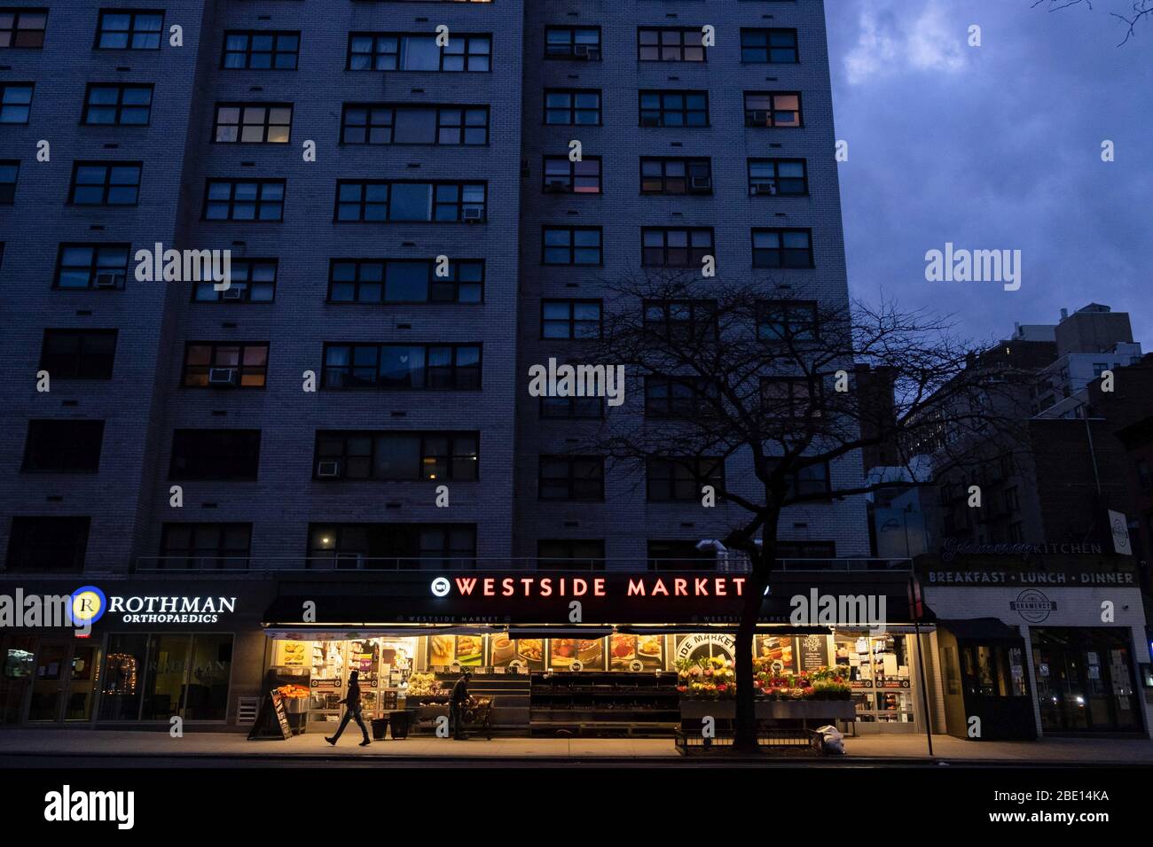 New York City, Usa. April 2020. Der Westside Market ist der einzige Laden, der die Straße inmitten der Coronavirus-Krise beleuchtet. Trotz der Tatsache, dass die Krankenhausaufenthalte beginnen, sich zu gleichen, fordern die New Yorker Behörden ihre Bewohner weiterhin auf, zu Hause zu bleiben, soziale Distanzierungen zu praktizieren und Gesichtsmasken als vorbeugende Maßnahme gegen die Ausbreitung des Coronavirus zu verwenden. Quelle: SOPA Images Limited/Alamy Live News Stockfoto