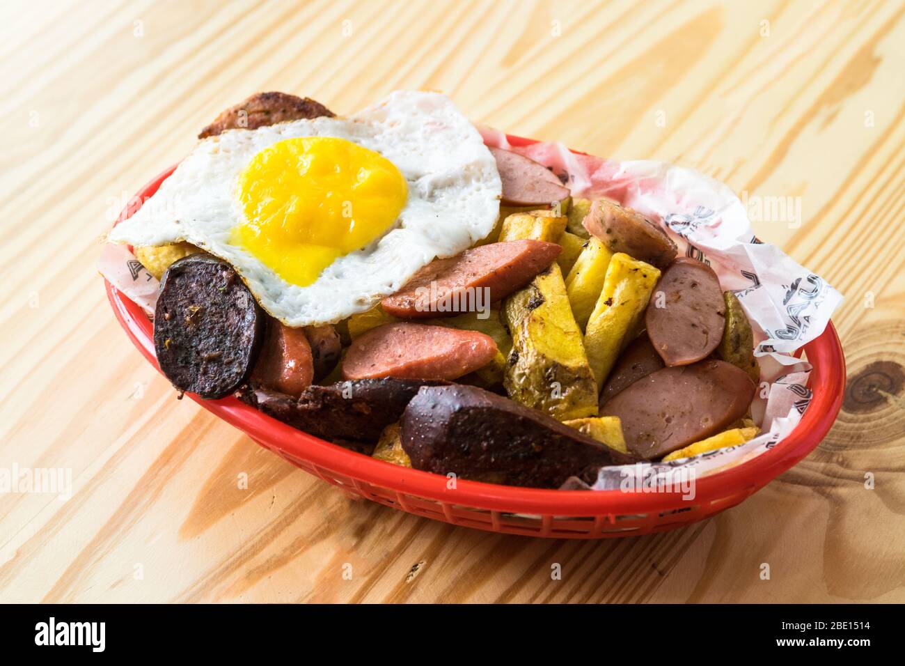 Peruanischer Salchipapa: Hot Dog mit Spiegelei und Kartoffeln Stockfoto