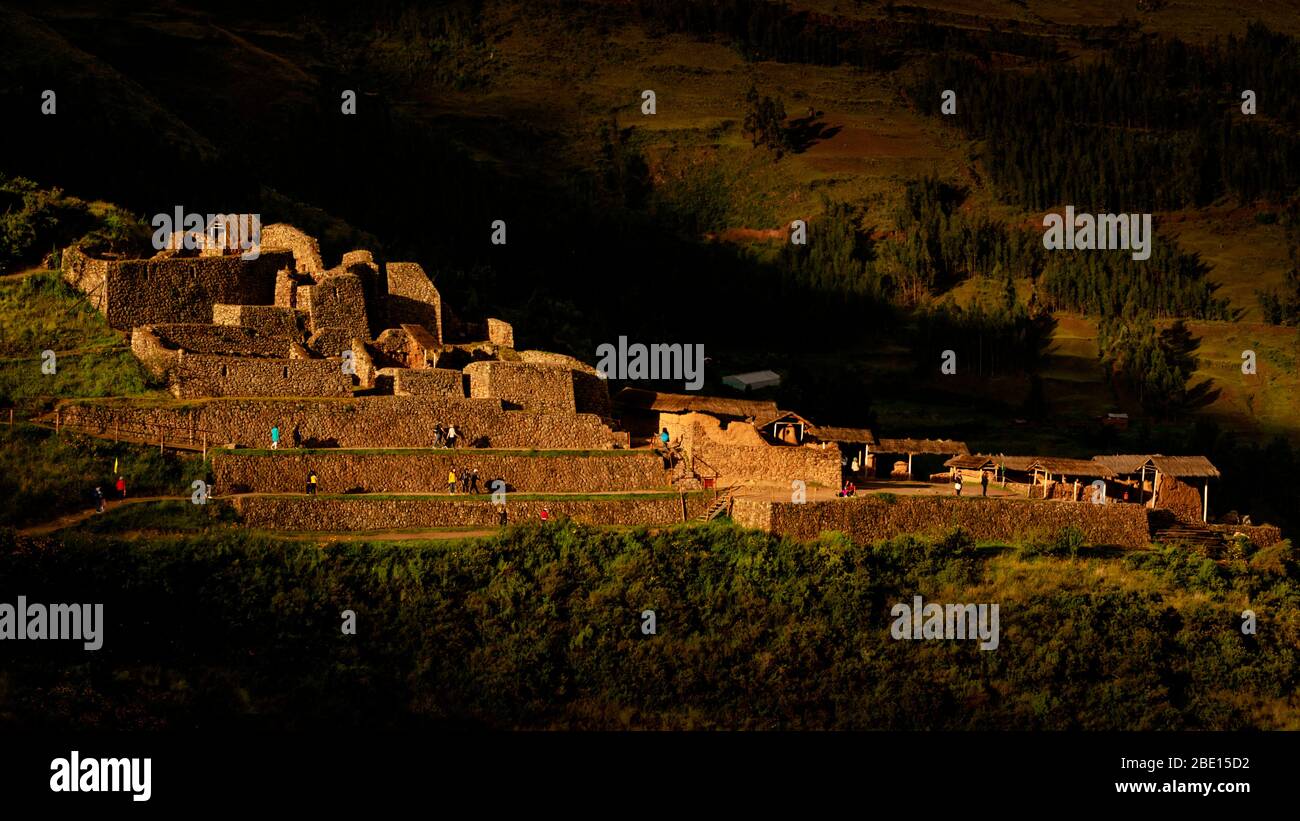 Das sanfte Licht des Sonnenuntergangs, das auf den Inka-Ruinen von Pisac in Peru scheint. Stockfoto