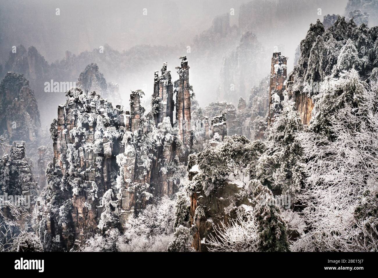 Schneebedeckte Felspfeiler des Zhangjiajie National Forest Park, Provinz Hunan, China. Stockfoto
