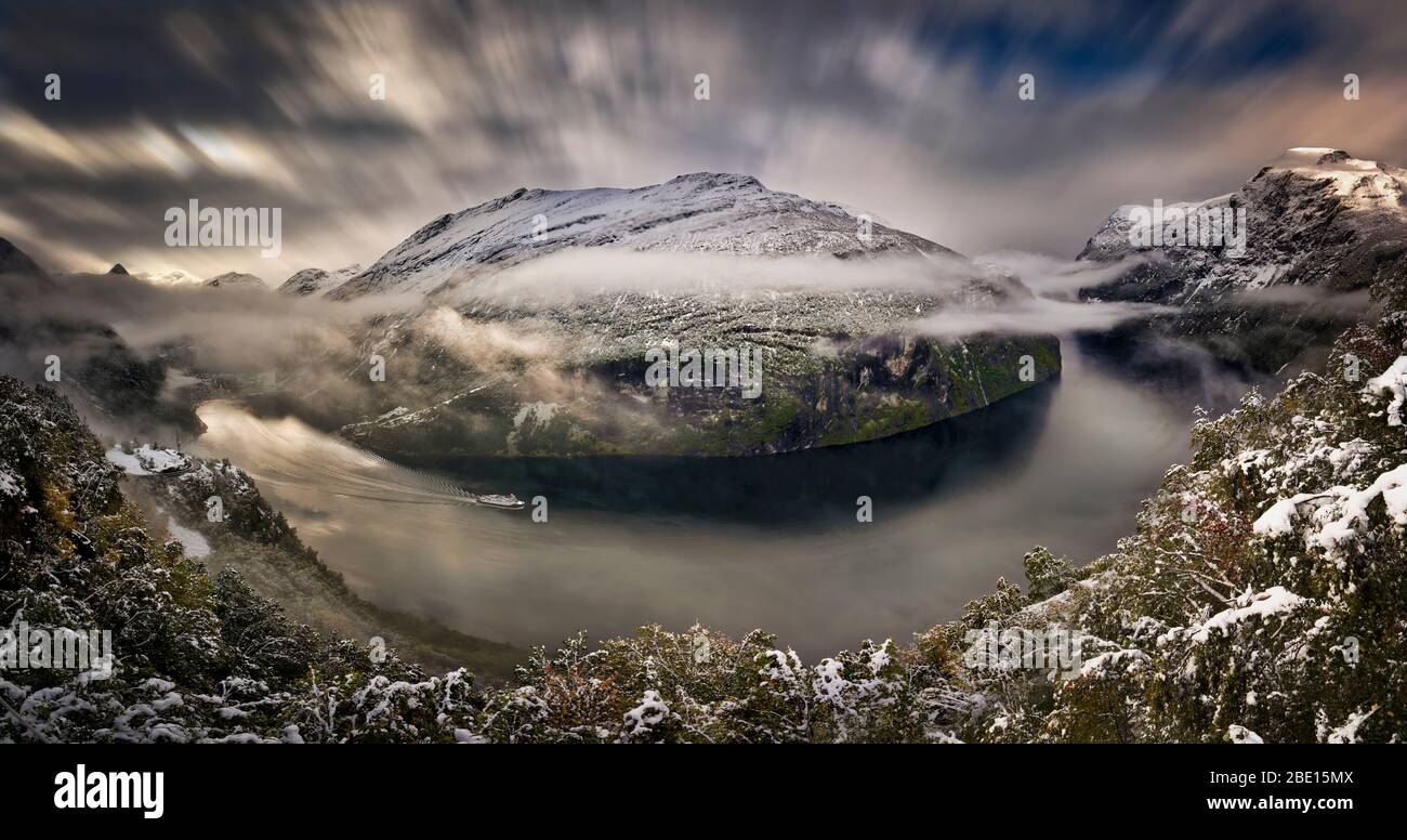Panorama von Winter verschneiten Bergen und Wald rund um den Geiranger Fjord in Norwegen. Stockfoto