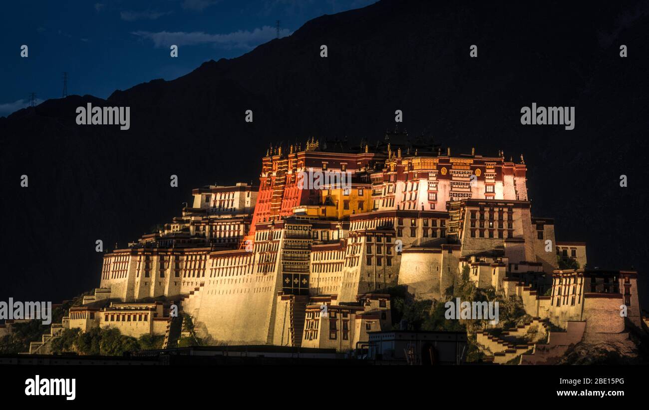 Schöne Abendbeleuchtung am Potala Palast, Lhasa, Tibet. Stockfoto