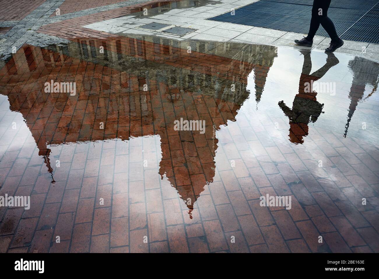 Frau Reflexion in der Pfütze am Platz Europa in Batumi Stockfoto