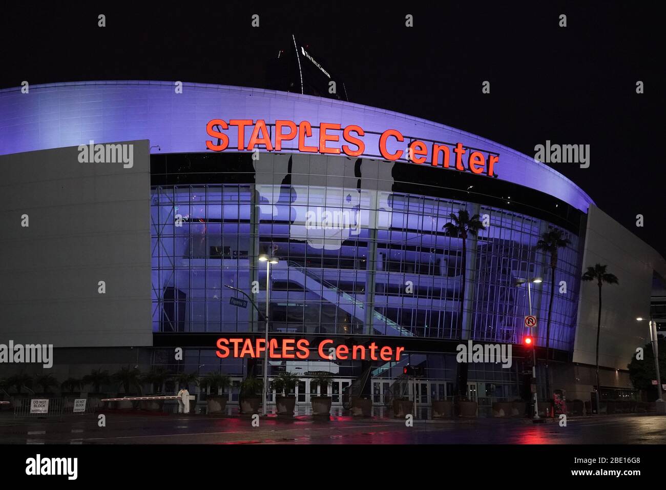 Los Angeles, Usa. April 2020. Los Angeles, USA. April 09 2020: Das Staples Center wird in Anerkennung der medizinischen Mitarbeiter in der weltweiten Coronavirus-Pandemie am Donnerstag, 9. April 2020, in Los Angeles beleuchtet. (Foto von IOS/Espa-Images) Quelle: Europäische Sport-Fotoagentur/Alamy Live News Stockfoto