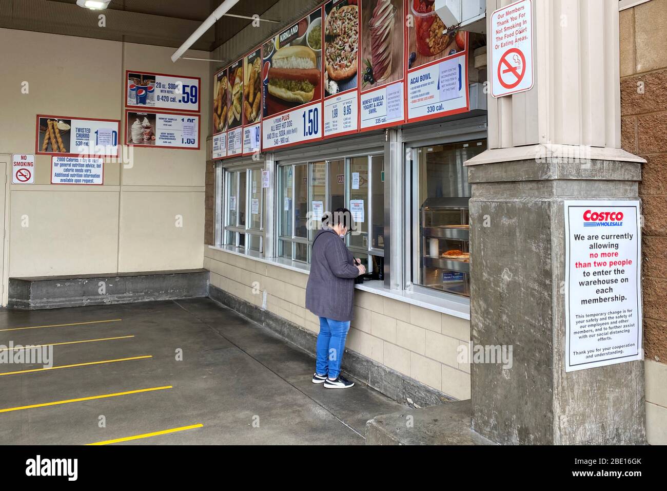 Alhambra, Usa. April 2020. Los Angeles, USA. April 10 2020: Eine Frau bestellt im Lebensmittelgeschäft des Costco Großhandels inmitten der weltweiten COVID-19-Pandemie, Freitag, 10. April 2020, in Alhambra, Kalifornien (Foto: IOS/Espa-Images) Quelle: Europäische Sport-Fotoagentur/Alamy Live News Stockfoto