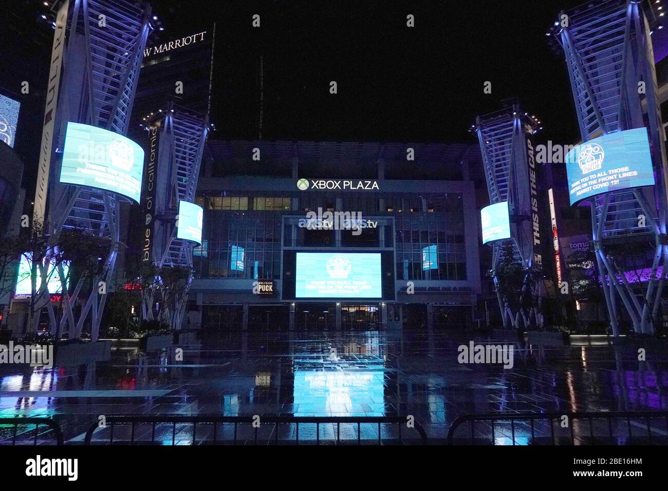 Los Angeles, Usa. April 2020. Los Angeles, USA. April 09 2020: Die Xbox Plaza in L.A. Live ist in blau beleuchtet als Anerkennung für medizinische Mitarbeiter an vorderster Front während der weltweiten Coronavirus-Pandemie, Donnerstag, 9. April 2020, in Los Angeles. (Foto von IOS/Espa-Images) Quelle: Europäische Sport-Fotoagentur/Alamy Live News Stockfoto