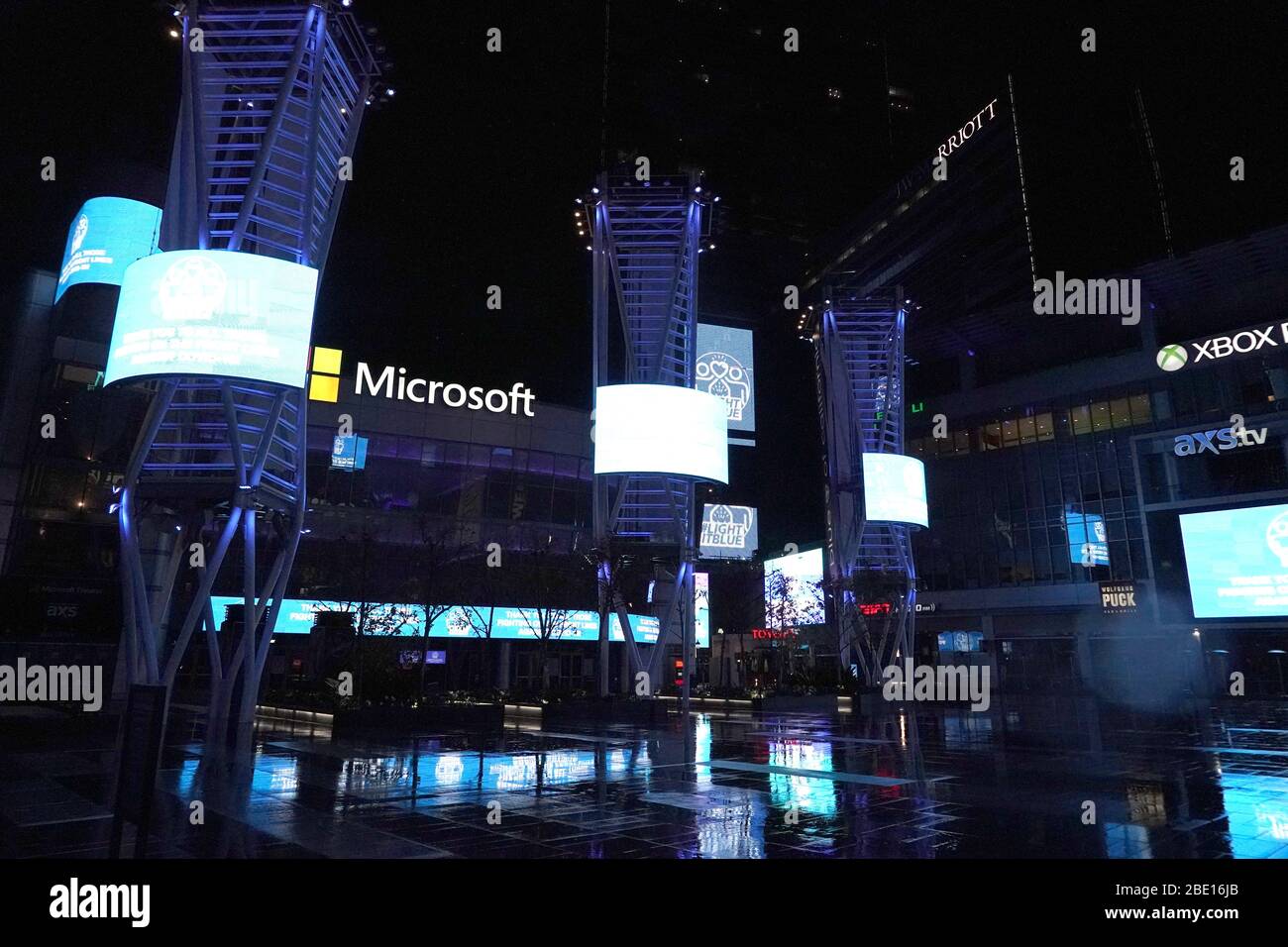 Los Angeles, Usa. April 2020. Los Angeles, USA. April 09 2020: Die Xbox Plaza und das Microsoft Theater in L.A. Live ist in blau beleuchtet als Anerkennung für medizinische Mitarbeiter an vorderster Front während der weltweiten Coronavirus-Pandemie, Donnerstag, 9. April 2020, in Los Angeles. (Foto von IOS/Espa-Images) Quelle: Europäische Sport-Fotoagentur/Alamy Live News Stockfoto