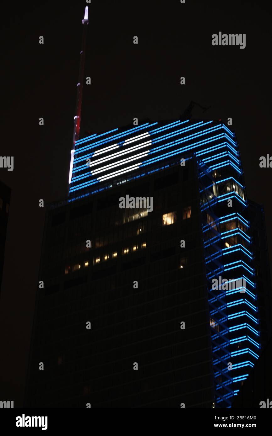 Los Angeles, Usa. April 2020. Los Angeles, USA. April 09 2020: Das InterContinental Los Angeles Downtown Hotel ist blau mit einem Herzsymbol beleuchtet, um die medizinischen Mitarbeiter der ersten Reihe während der weltweiten Coronavirus-Pandemie am Donnerstag, den 9. April 2020 in Los Angeles zu erkennen. (Foto von IOS/Espa-Images) Quelle: Europäische Sport-Fotoagentur/Alamy Live News Stockfoto