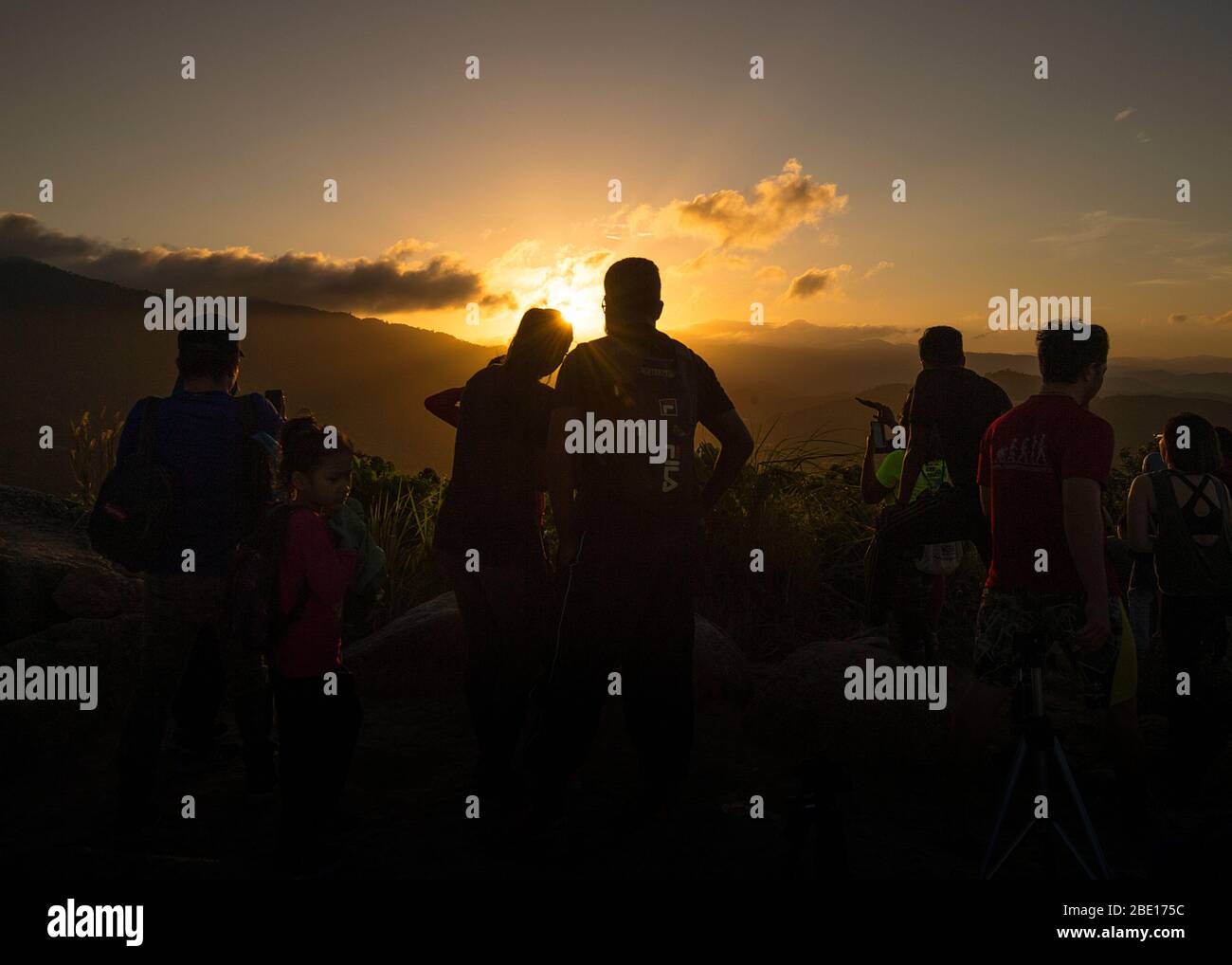 Menschen warten auf Sonnenaufgang am Broga Hill Selangor Stockfoto