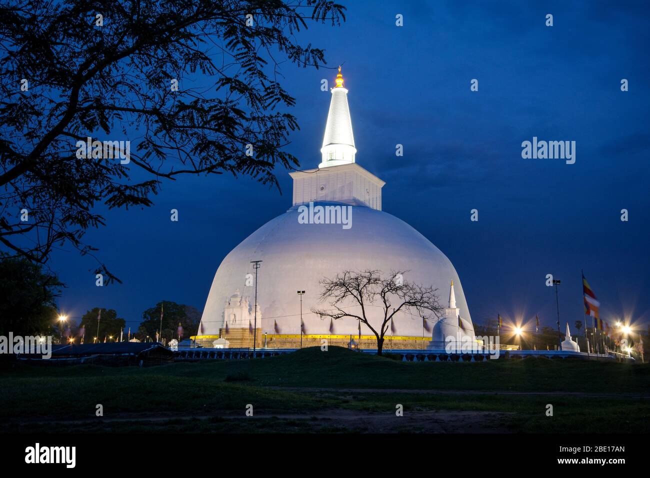 Die Ruwanwelisaya ist eine Stupa, eine halbkugelförmige Struktur mit Reliquien, in Sri Lanka, als heilig für viele Buddhisten auf der ganzen Welt. Stockfoto