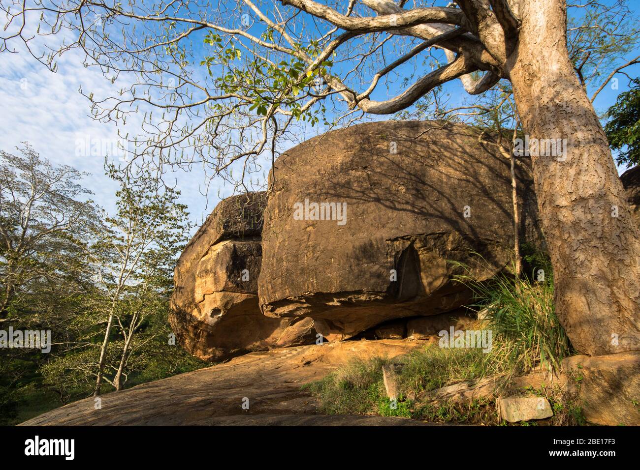 Vessagiri oder Issarasamanarama, ist ein altes buddhistisches Waldkloster mit Felsbrocken, die Teil der Ruinen von Anuradhapura ist, einer der alten Ca Stockfoto