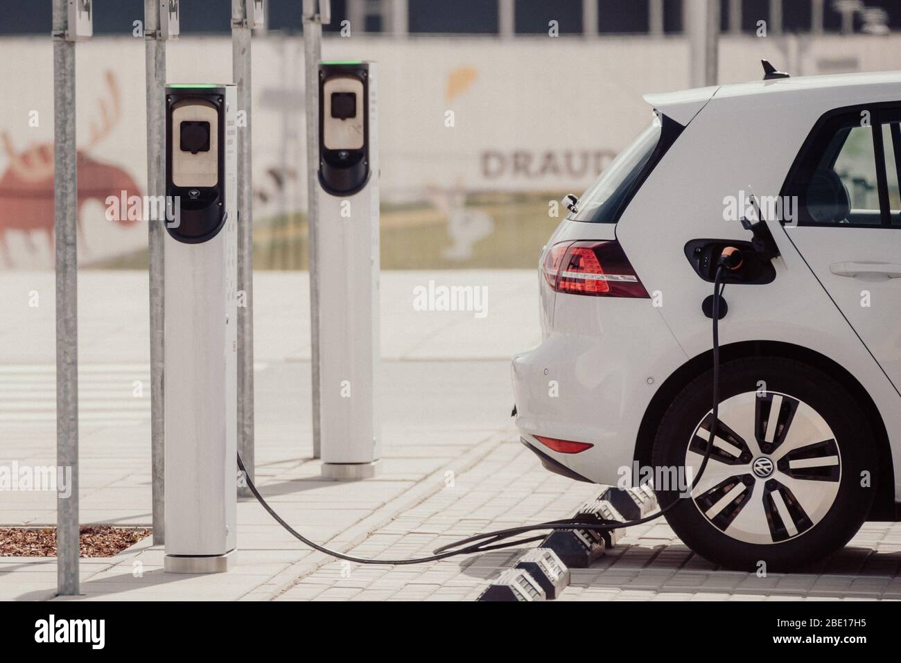 RIGA, LETTLAND. April 2020. Ladestation für Elektrofahrzeuge in der Nähe des IKEA-Stores. Stockfoto