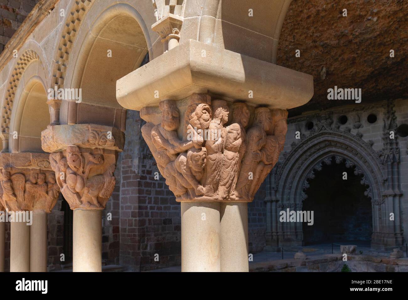 Romanischer Kreuzgang des Klosters San Juan de la Peña, Provinz Huesca, Aragon, Spanien. Die geschnitzten Kapitelle zeigen Szenen aus der Bibel. Stockfoto