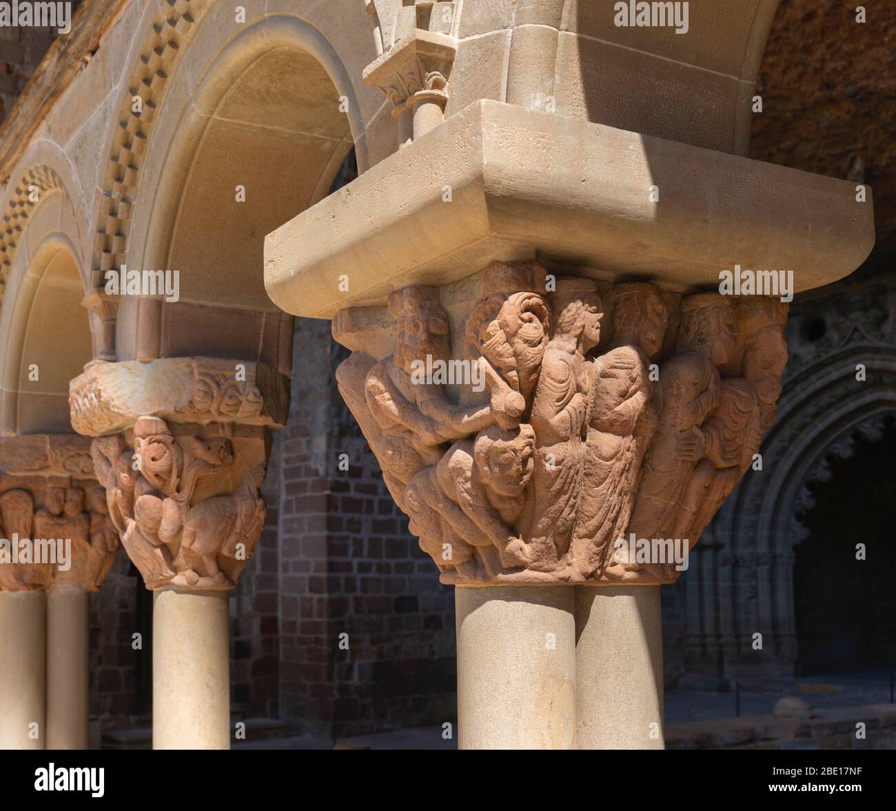Romanischer Kreuzgang des Klosters San Juan de la Peña, Provinz Huesca, Aragon, Spanien. Die geschnitzten Kapitelle zeigen Szenen aus der Bibel. Stockfoto