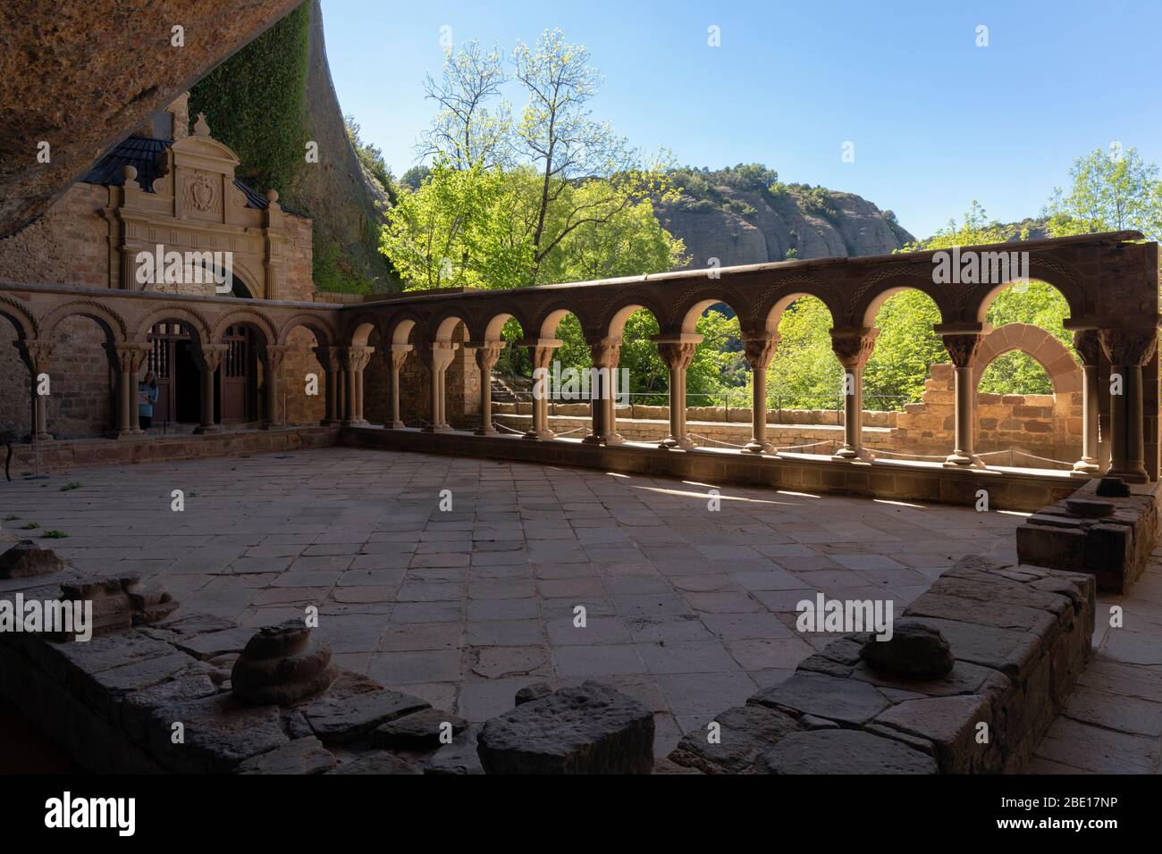 Romanischer Kreuzgang des Klosters San Juan de la Peña, Provinz Huesca, Aragon, Spanien. Die geschnitzten Kapitelle zeigen Szenen aus der Bibel. Stockfoto