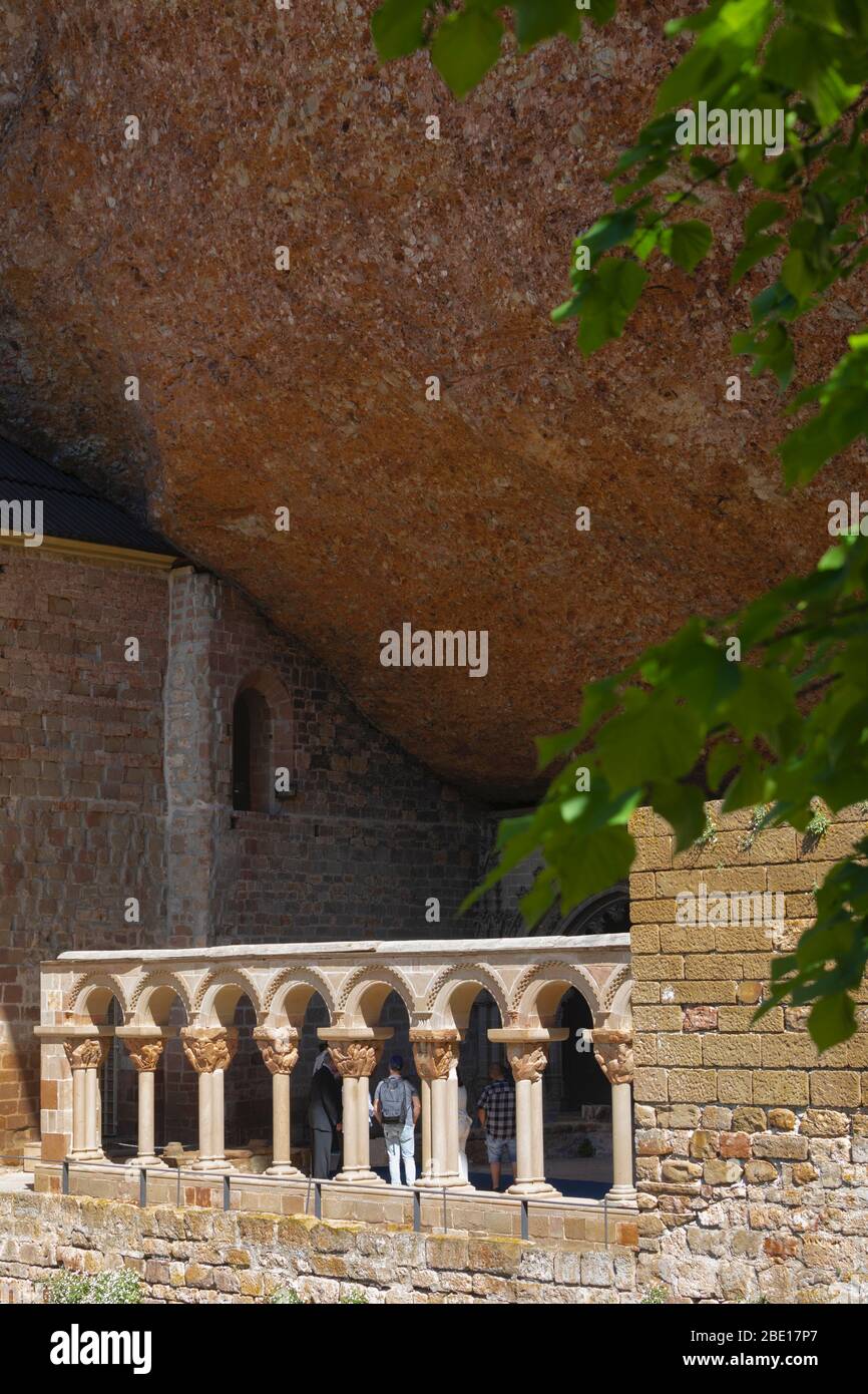 Romanischer Kreuzgang des Klosters San Juan de la Peña, Provinz Huesca, Aragon, Spanien. Die geschnitzten Kapitelle zeigen Szenen aus der Bibel. Stockfoto