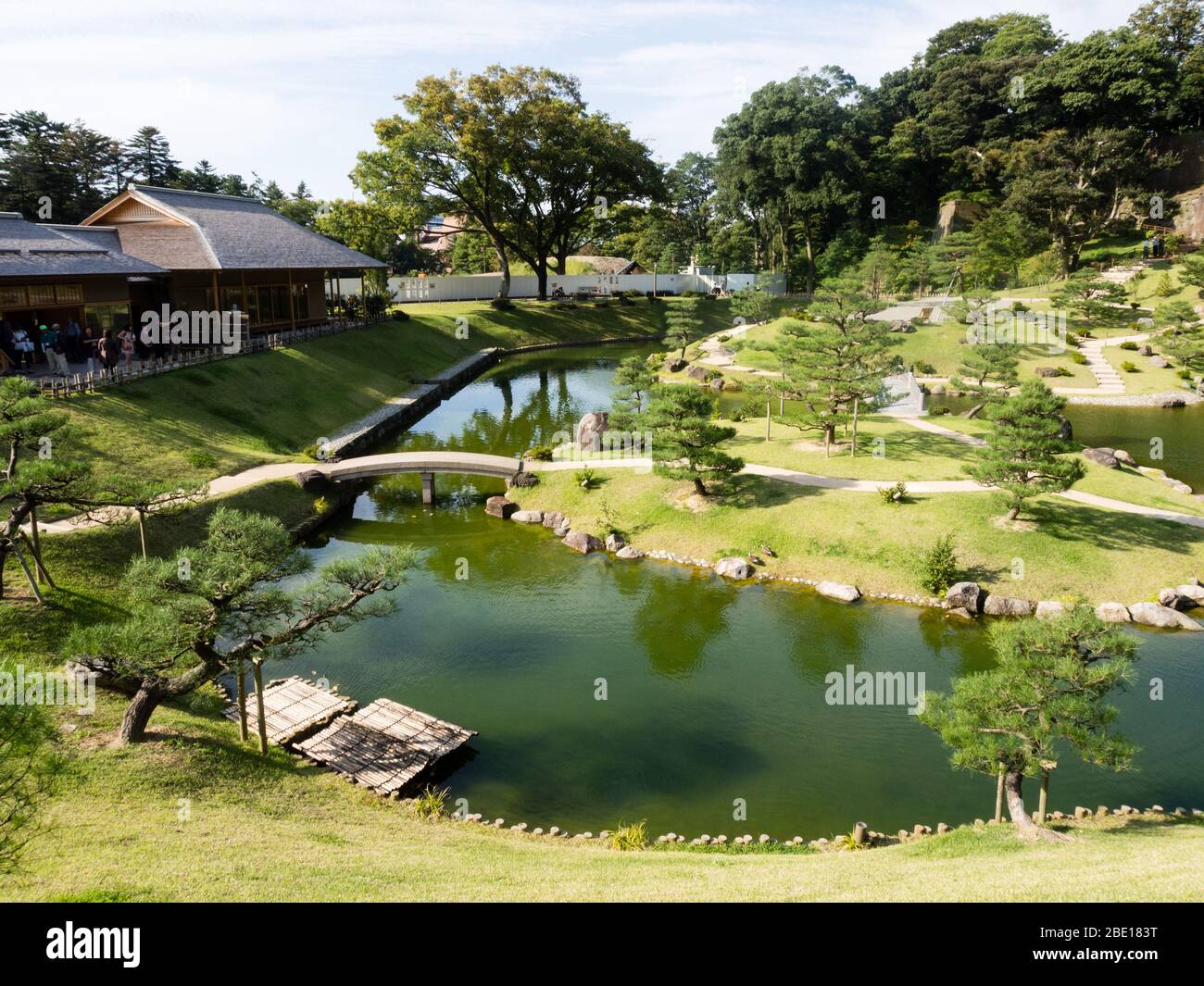 Kanazawa, Japan - 28. September 2015: Traditioneller japanischer Garten (Gyokusen-in-Garten) auf dem Gelände des historischen Kastells Kanazawa Stockfoto