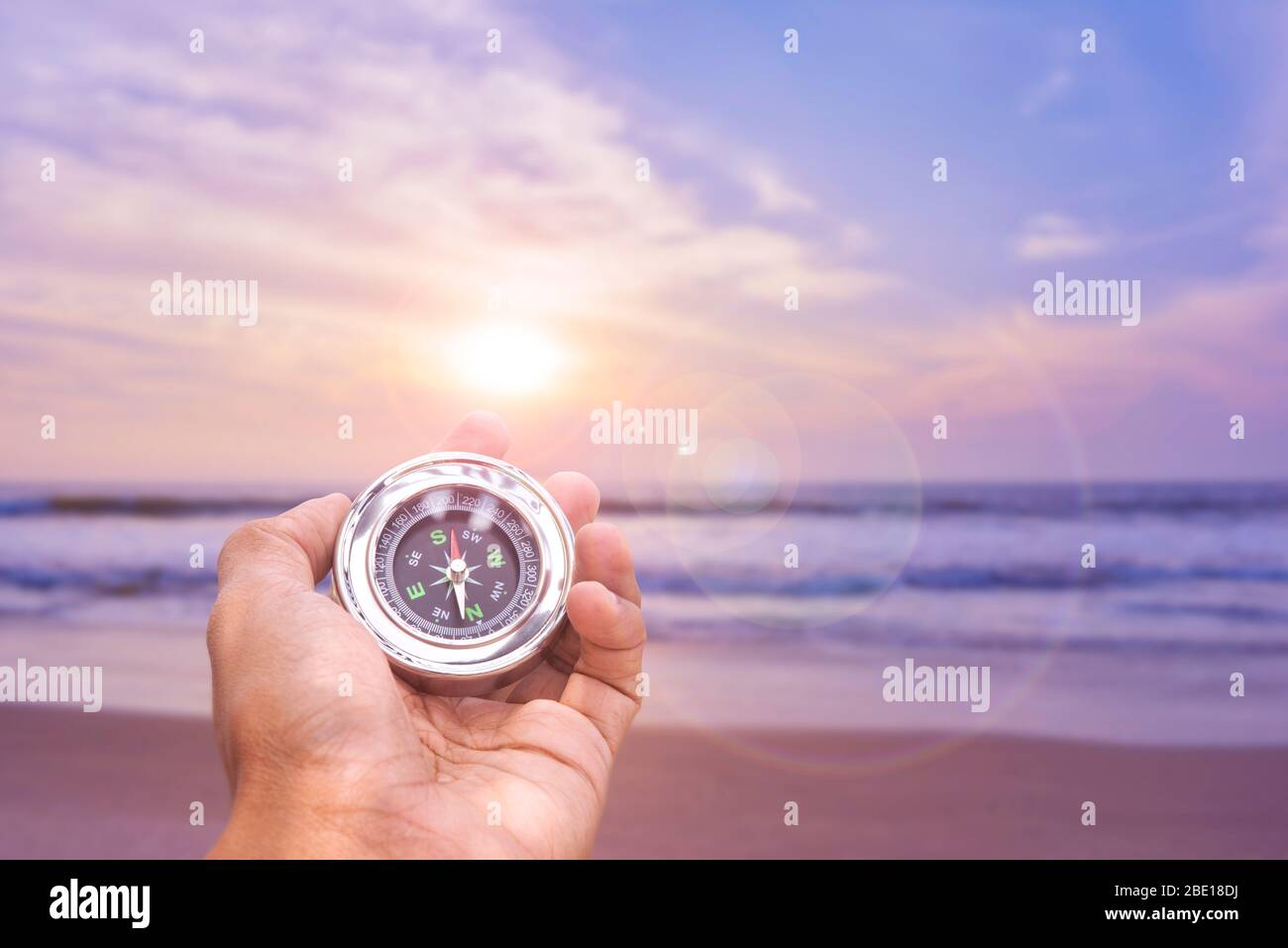 Handkompass zum Suchen der Richtung Stockfoto