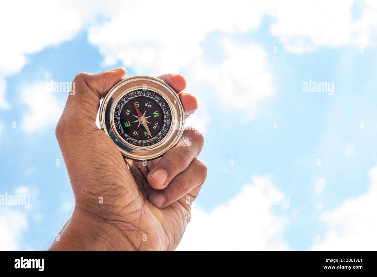 Handkompass zum Suchen der Richtung Stockfoto