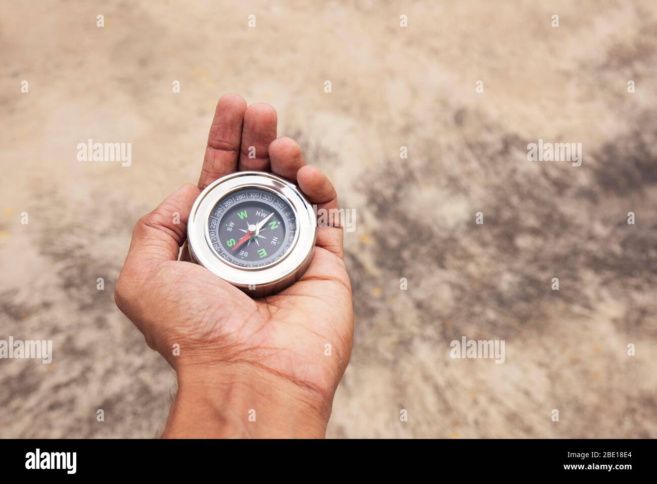 Handkompass zum Suchen der Richtung Stockfoto