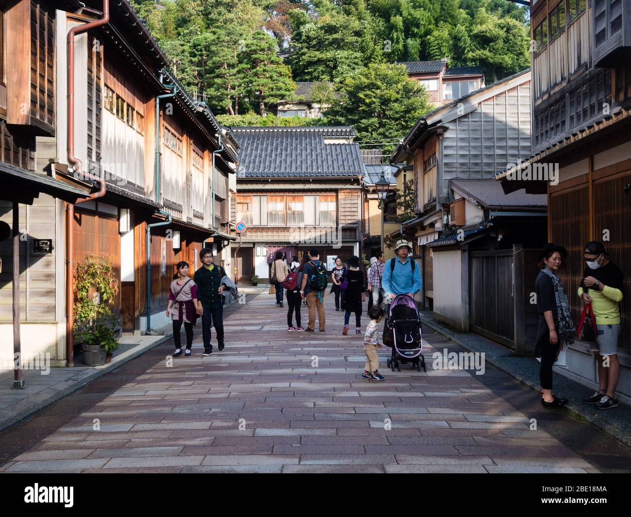 Kanazawa, Japan - 28. September 2015: Touristen schlendern durch traditionelle japanische Häuser im Stadtteil Higashi Chaya Stockfoto