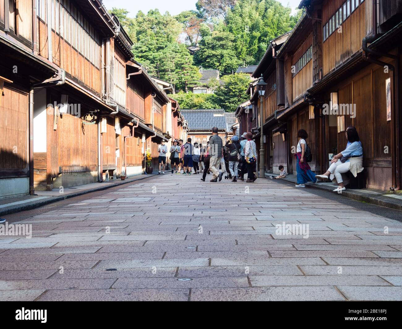 Kanazawa, Japan - 28. September 2015: Touristen, die durch die Reihen traditioneller japanischer Häuser im alten Geisha-Viertel Higashi Chaya schlendern Stockfoto