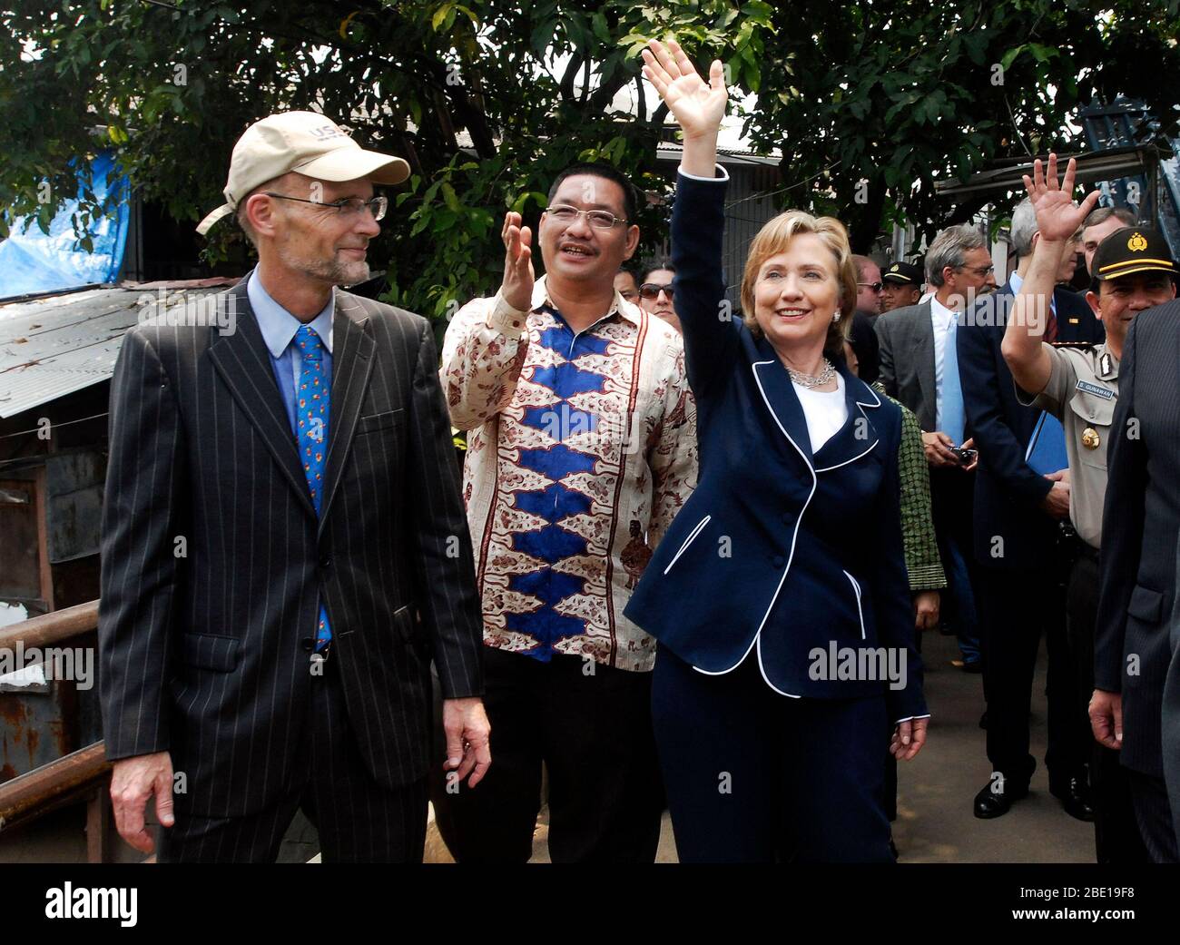 USAID Direktor, Herrn Walter Norden (links), Herr Irwansyah (Mitte) und Außenministerin Clinton Spaziergang durch die Petojo Utara Nachbarschaft in Jakarta, Indonesien am 19. Februar 2009. Stockfoto