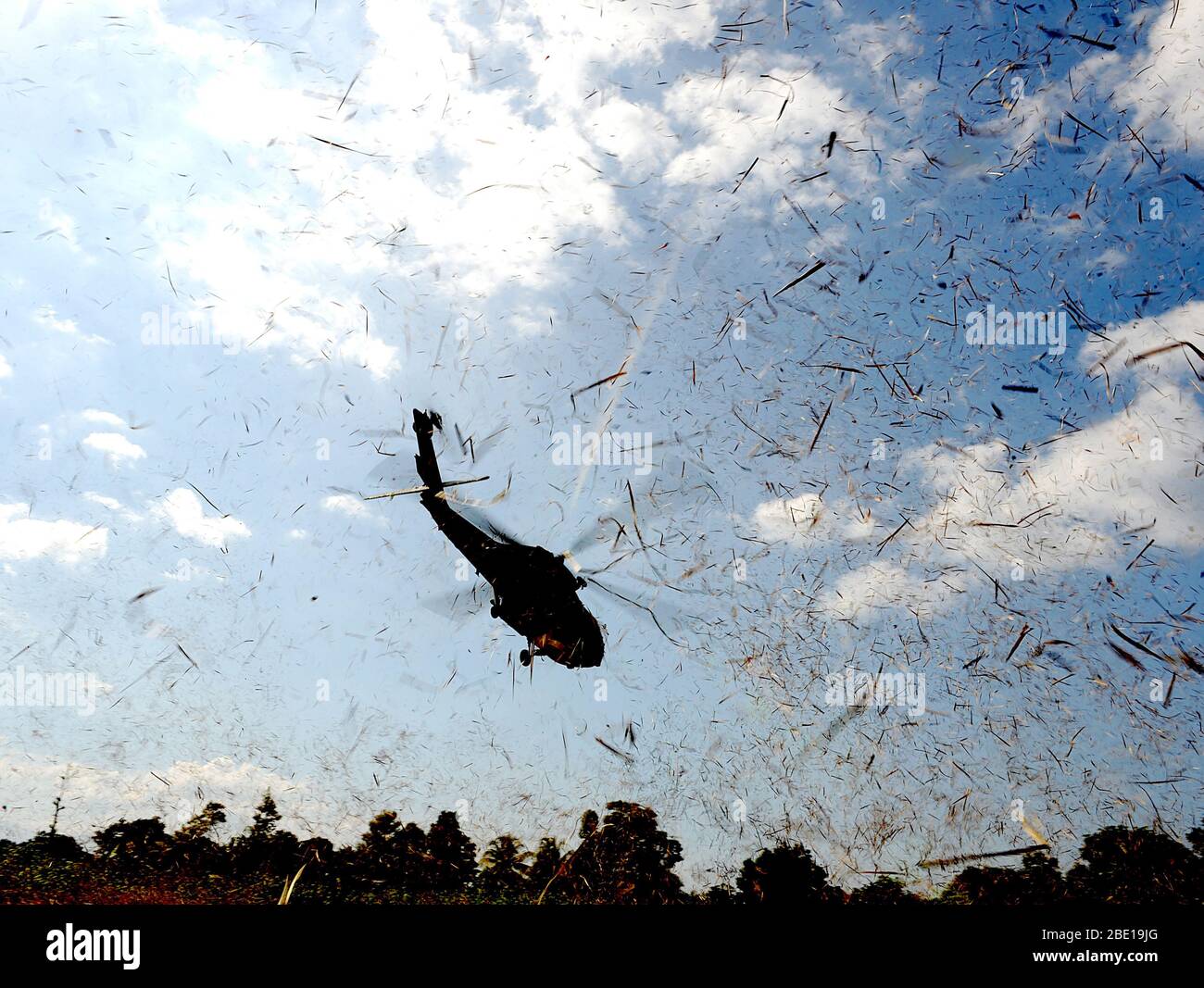 Ein U.S. Navy HH-60 zieht aus einem Feld am 24. Januar 2010 in Port-au-Prince, Haiti während des Betriebs einheitliche Antwort. Stockfoto