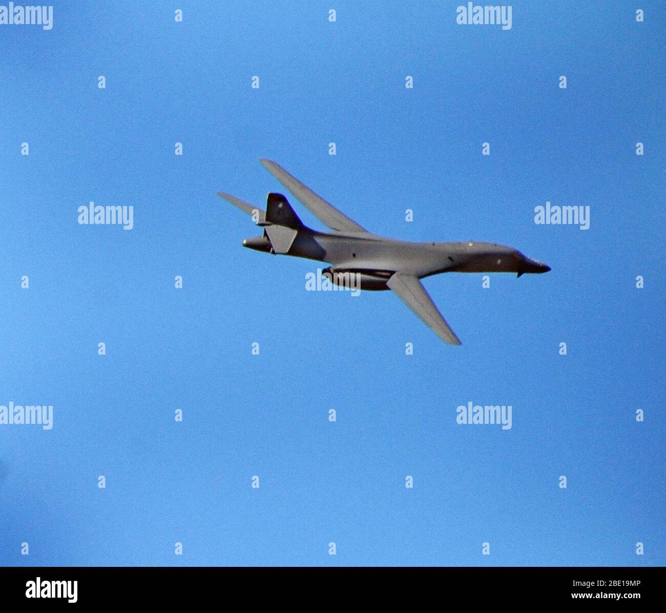 A B-1B Lancer zieht aus Ellsworth AFB 15. Oktober 2010. Die größte Nutzlast von sowohl Geführte und ungeführte Waffen in der Air Force Inventar, die multi-mission B-1 ist das Rückgrat der amerikanischen Bomber mit großer Reichweite. Stockfoto
