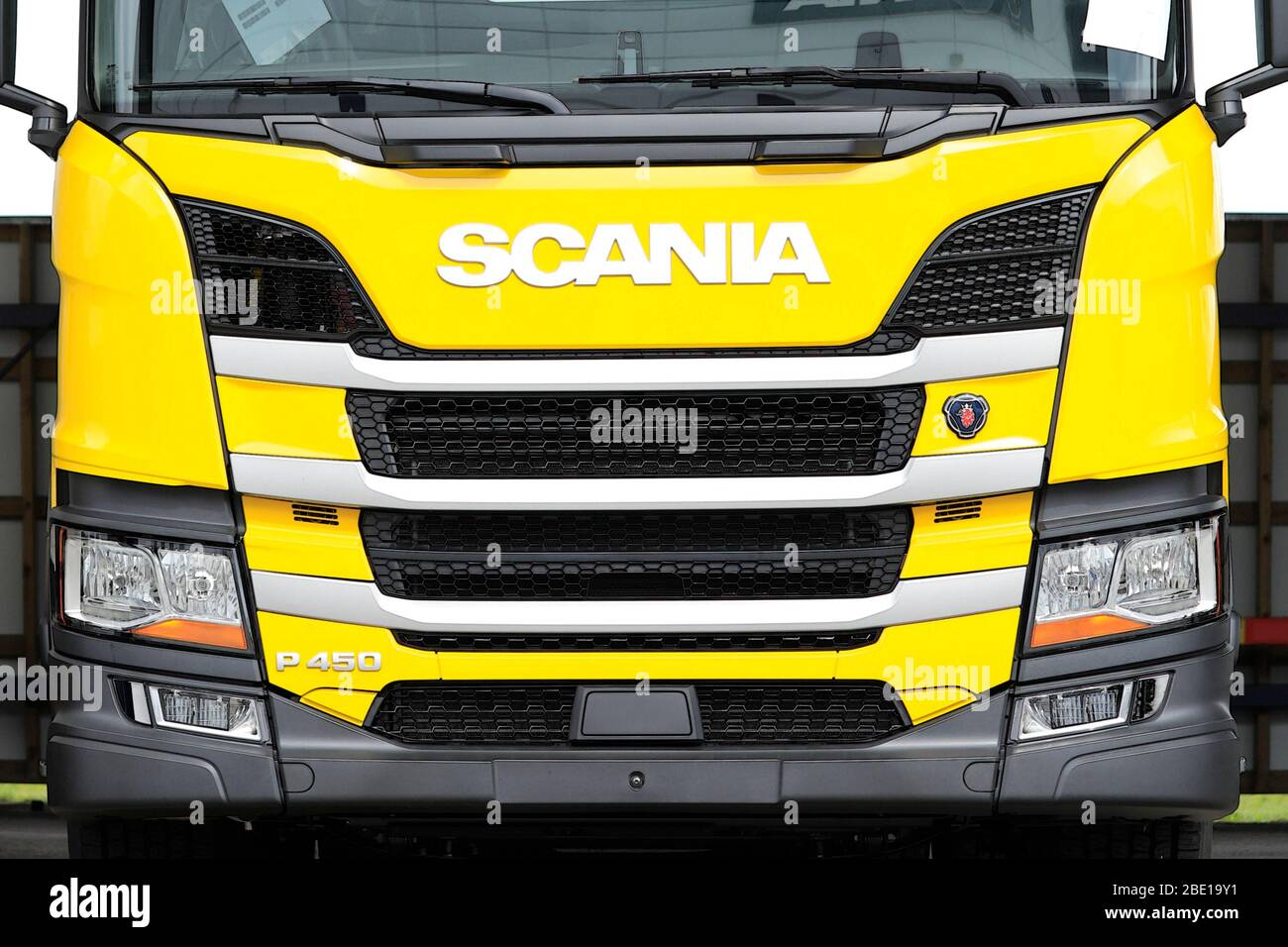 Scania P450 LKW für regionale Lieferungen, Front Detail mit Logo und Scheinwerfer. Turku, Finnland. 23. August 2019. Stockfoto