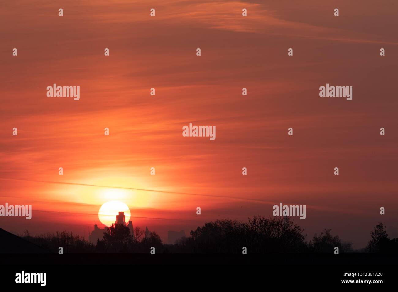 Sonnenaufgang über den Dächern von West London Stockfoto