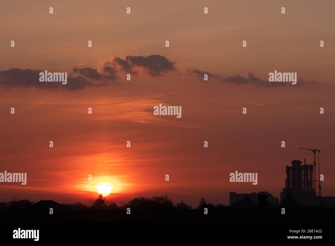 Sonnenaufgang über den Dächern von West London Stockfoto