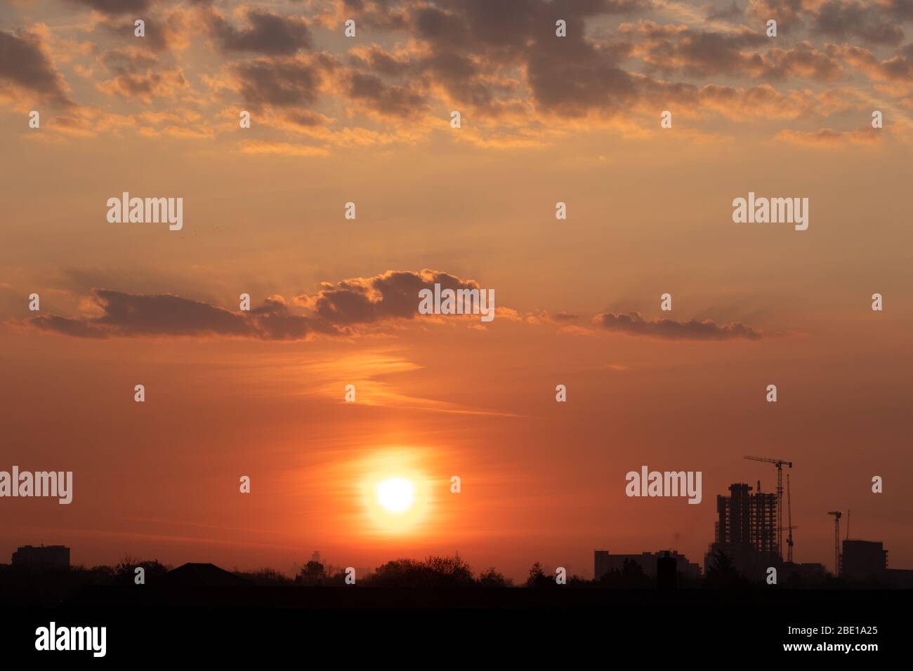 Sonnenaufgang über den Dächern von West London Stockfoto