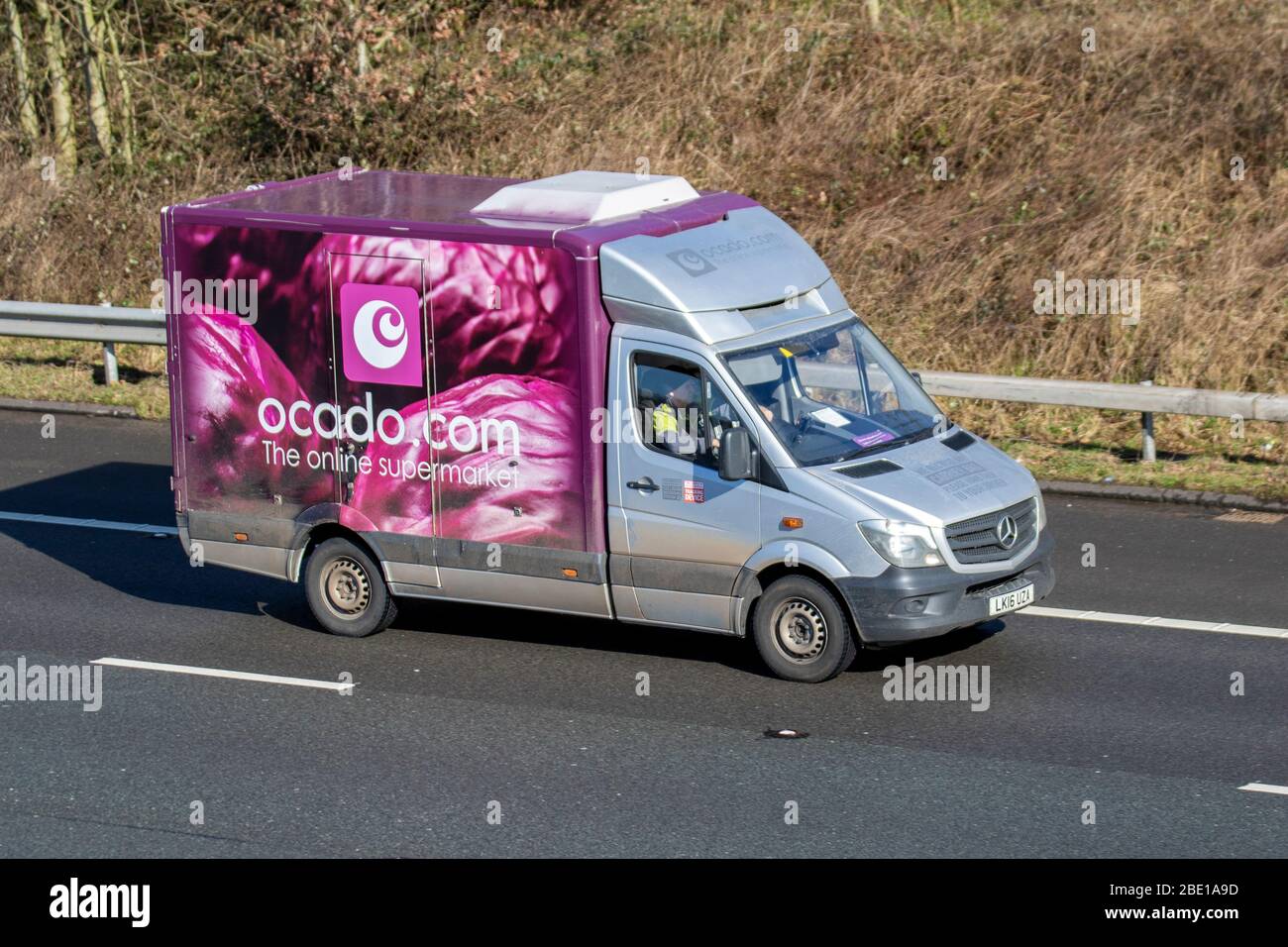 Ocado Cabbage Van Livery & Morrisons Supermarkt Lebensmittelzustellservice Lebensmittel-Store Fahrzeuge; Online-Lieferung Flotte liefern, Lieferungen, Lebensmittel & Haushaltsartikel in Preston UK Stockfoto