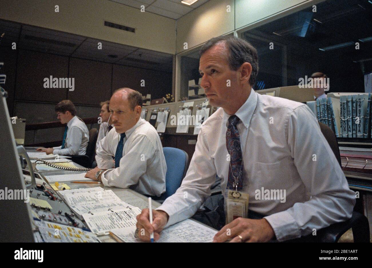 (28 April 1991) --- zwei Raumsonden Kommunikatoren auf der Capcom Konsole überwachen die Besteigung des Space Shuttle Discovery. Sie sind Astronauten Kenneth D. Bowersox (links) und Brian Duffy. Start ist um 6:33 Uhr (CDT), 28. April 1991. Die Szene ist in der zweiten Etage Flight Control Room (FCR) von Mission Control Center das Johnson Space Center (MCC). Stockfoto