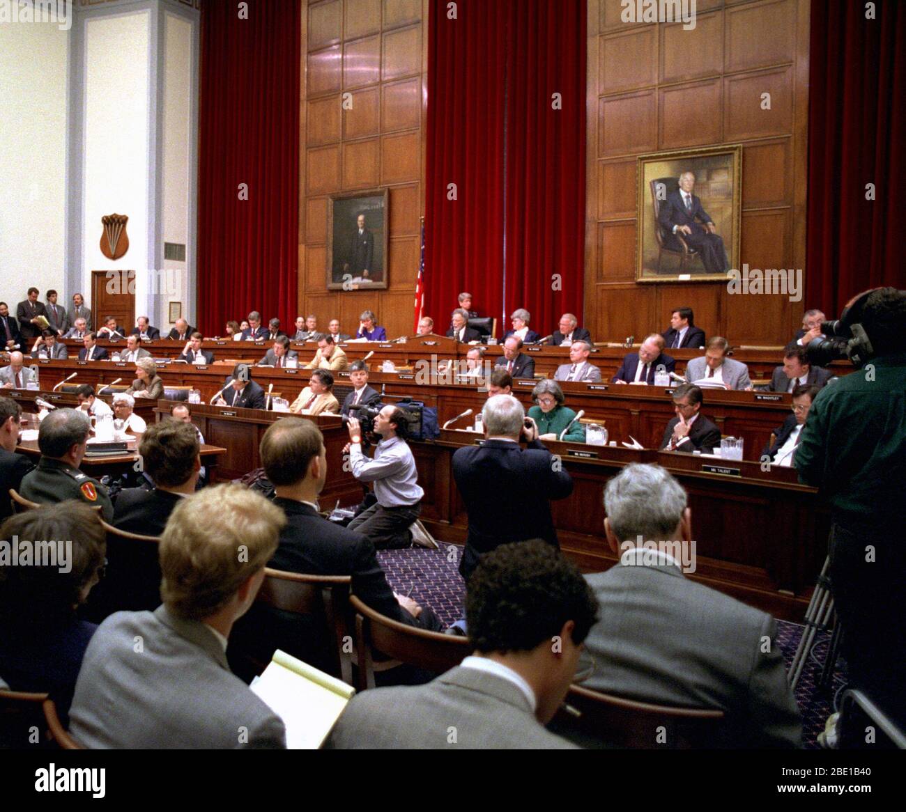 Die Mitglieder der House Armed Service Committee hören Zeugnis von US-Verteidigungsminister Les Aspin und US-Armee General Colin Powell, Vorsitzender des Generalstabs, während 1994 Geschäftsjahr Verteidigungsdispositiv Präsentationen in Washington, D.C., am 30. März 1993. Stockfoto