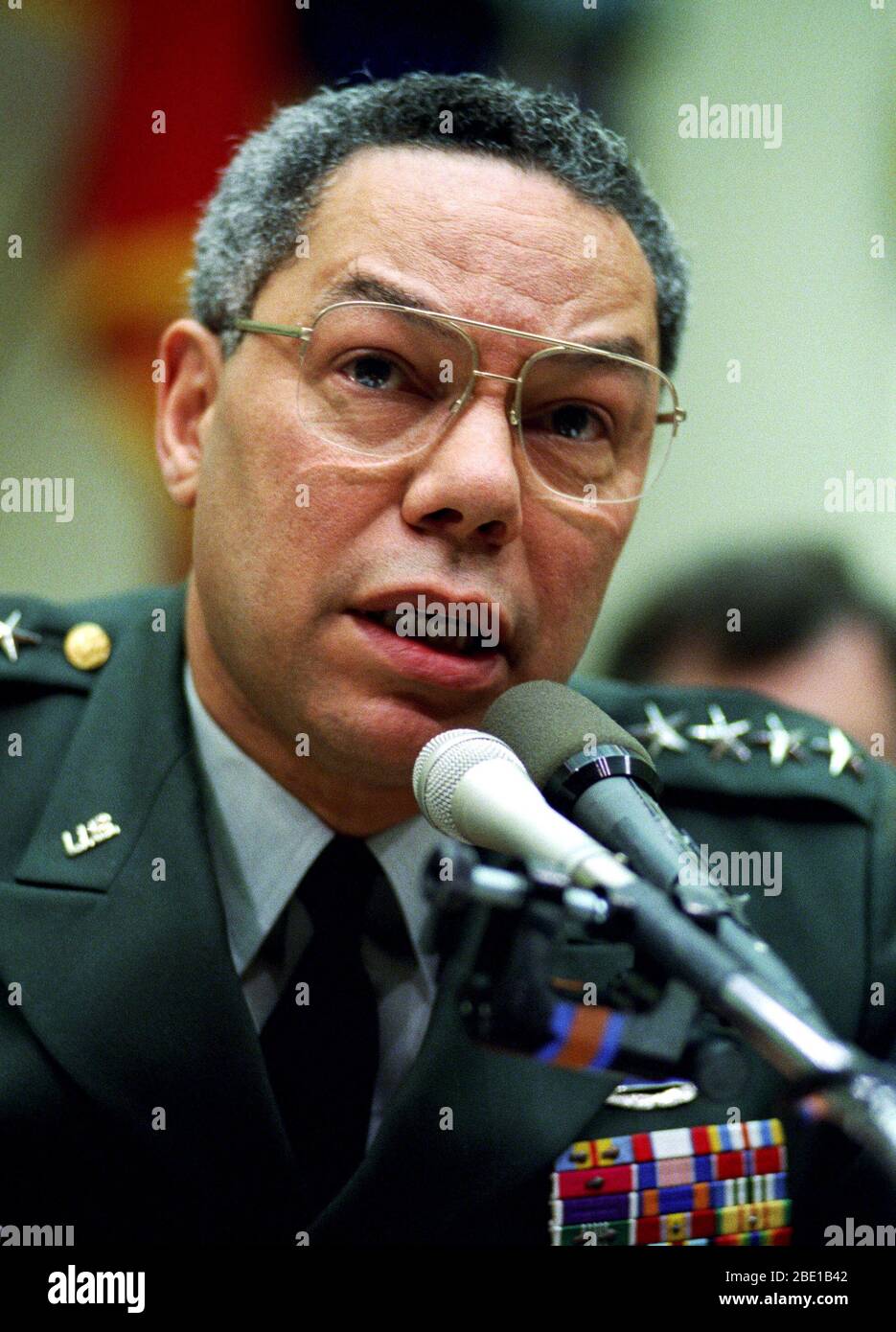 Us-Armee General Colin Powell, Vorsitzender des Generalstabs, präsentiert das Geschäftsjahr 1994 Verteidigungsdispositiv der House Armed Service Committee am 30. März 1993. Stockfoto